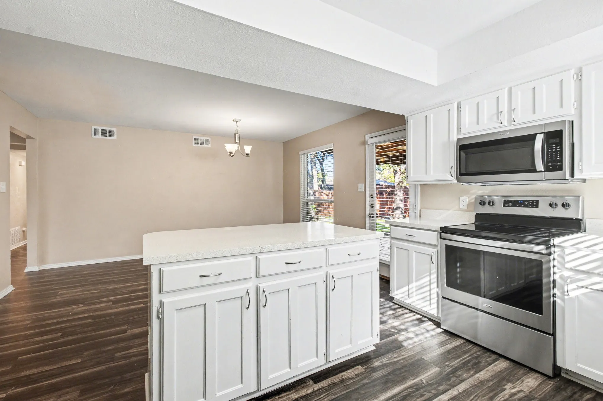 Single Family Residence For Sale in Tarrant County , 4907 Sagebrush Court, Arlington, Texas 76017, 3 Bedroom, 2 Bathroom, 2 Garage spaces, 2,548 Sqft, built in 1978, Preowned, mls#21134936, Real Estate Agent in Arlington, Homes For Sale in Tarrant county, Homes For Sale in Arlington, Realtor in Arlington Texas, Real Estate Brokerage Independent Realty Texas, Luminita Cordes Realtor