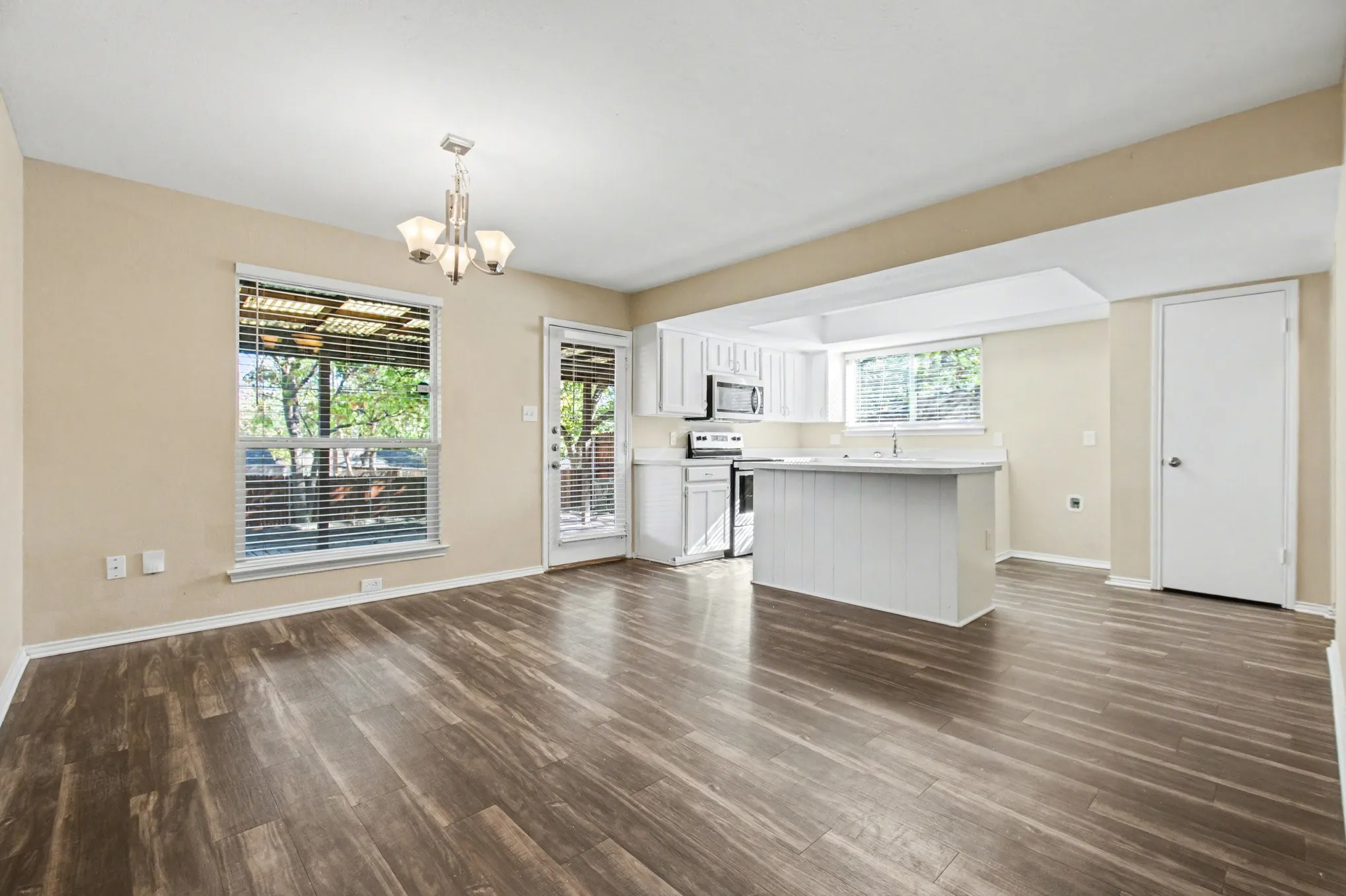 Eat-in kitchen dining area