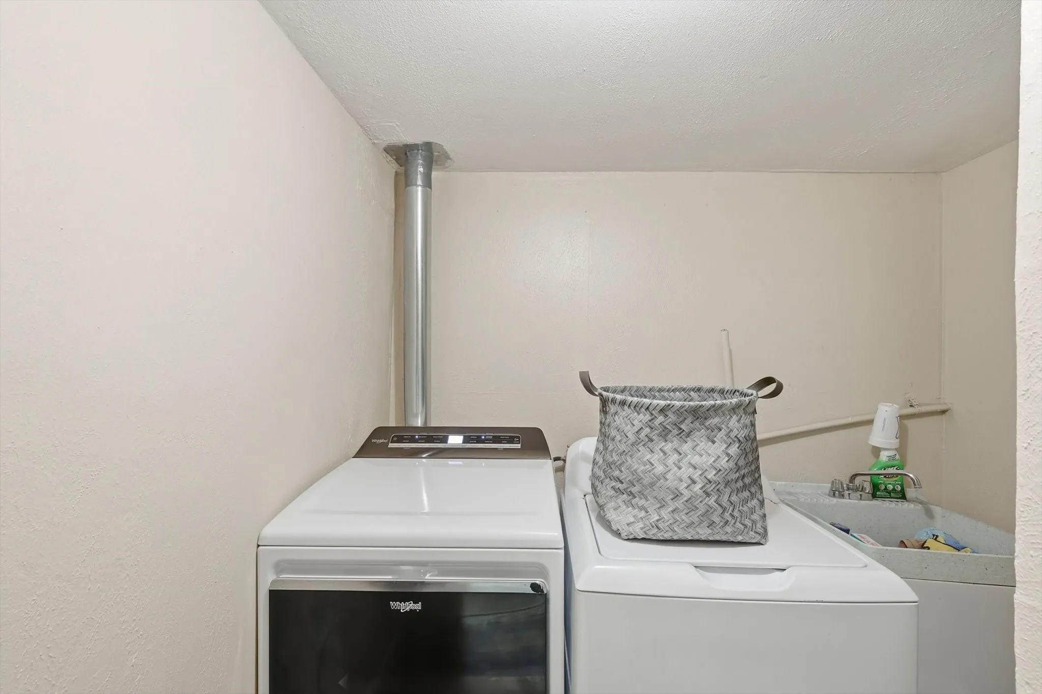 Condominium For Sale in Collin County , 2646 Custer Parkway D, Richardson, Texas 75080, 3 Bedroom, 3 Bathroom, Garage spaces, 1,824 Sqft, built in 1973, Price $275,000, mls#21133140, Real Estate Agent in Richardson, Homes For Sale in Collin county, Homes For Sale in Richardson, Realtor in Richardson Texas, Real Estate Brokerage Independent Realty Texas, Luminita Cordes Realtor