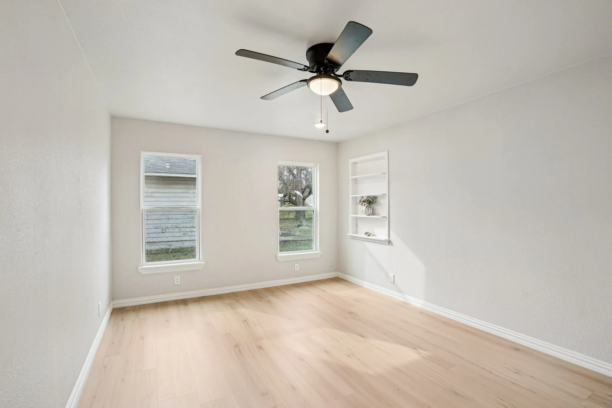 Single Family Residence For Sale in Kaufman County , 305 Westvue Street, Terrell, Texas 75160, 3 Bedroom, 2 Bathroom, 1 Garage spaces, 1,772 Sqft, built in 1954, mls#21134957, Real Estate Agent in Terrell, Homes For Sale in Kaufman county, Homes For Sale in Terrell, Realtor in Terrell Texas, Real Estate Brokerage Independent Realty Texas, Luminita Cordes Realtor