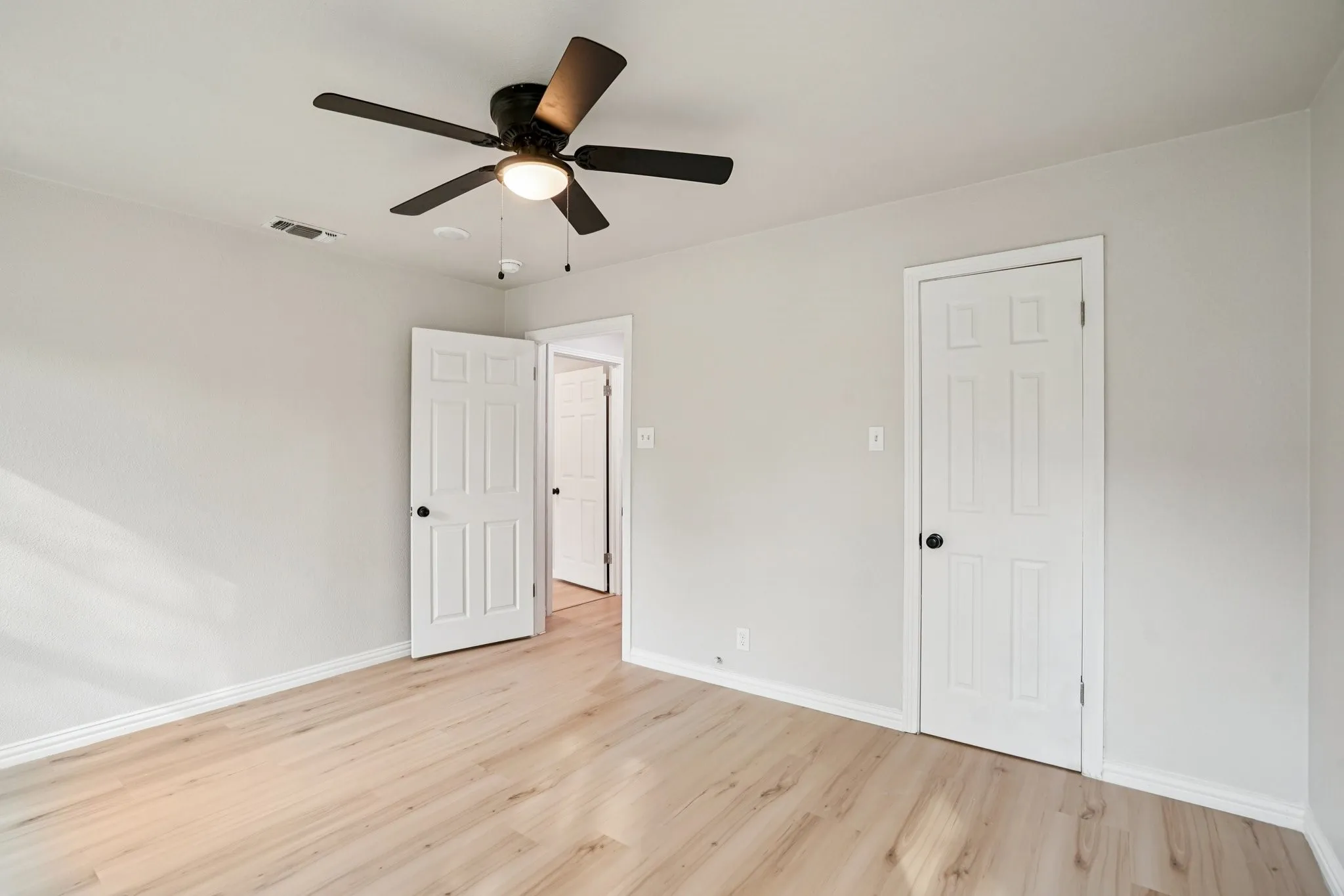 Single Family Residence For Sale in Kaufman County , 305 Westvue Street, Terrell, Texas 75160, 3 Bedroom, 2 Bathroom, 1 Garage spaces, 1,772 Sqft, built in 1954, mls#21134957, Real Estate Agent in Terrell, Homes For Sale in Kaufman county, Homes For Sale in Terrell, Realtor in Terrell Texas, Real Estate Brokerage Independent Realty Texas, Luminita Cordes Realtor