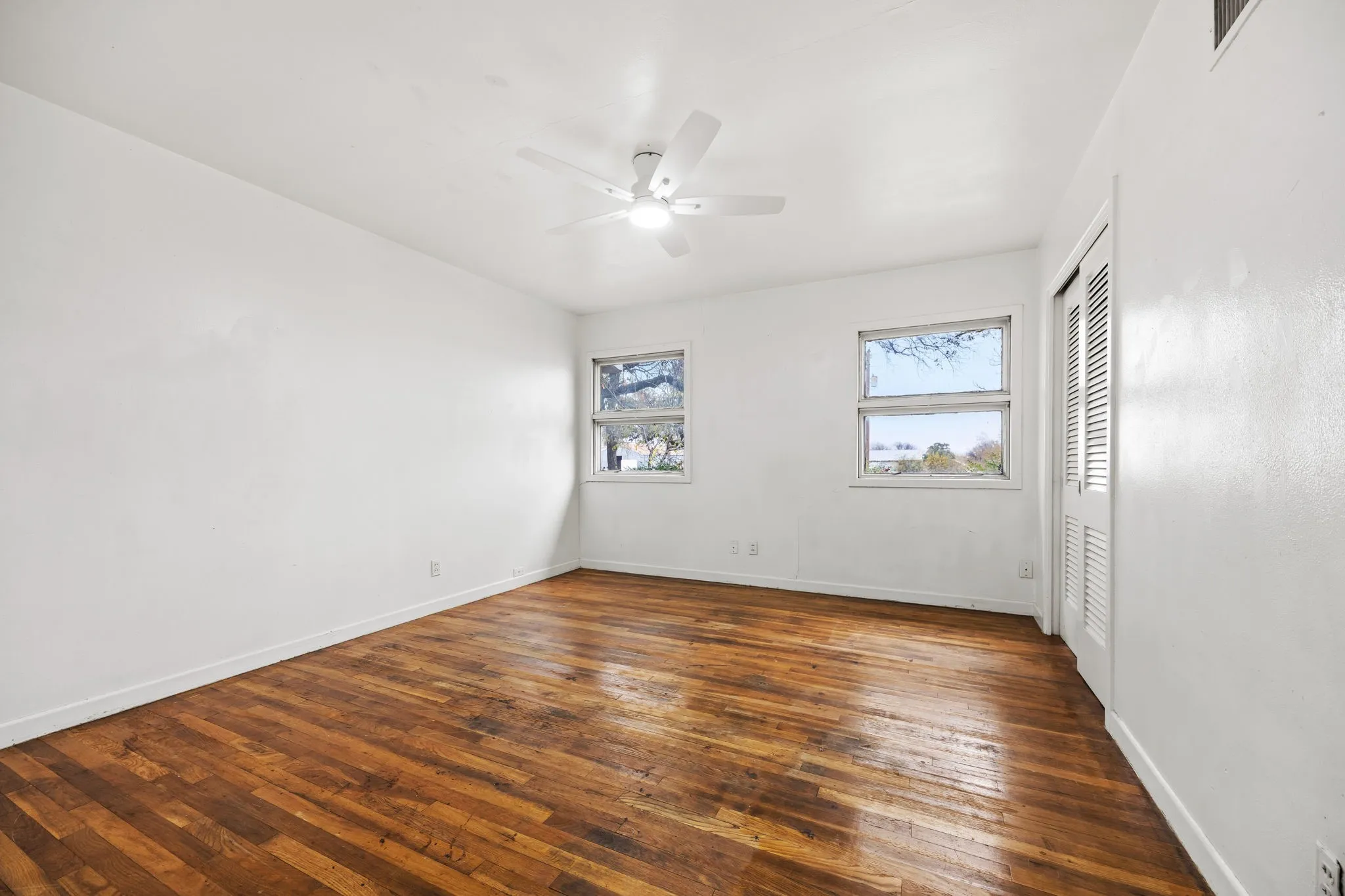 Single Family Residence For Sale in San Saba County , 1002 W Woodlawn Street, San Saba, Texas 76877, 3 Bedroom, 1 Bathroom, Garage spaces, 1,497 Sqft, built in 1945, Preowned, mls#21135076, Real Estate Agent in San Saba, Homes For Sale in San Saba county, Homes For Sale in San Saba, Realtor in San Saba Texas, Real Estate Brokerage Independent Realty Texas, Luminita Cordes Realtor