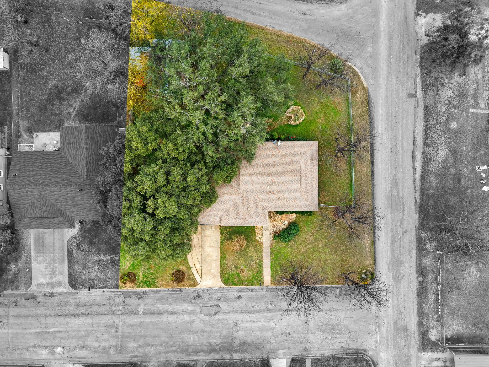Single Family Residence For Sale in San Saba County , 1002 W Woodlawn Street, San Saba, Texas 76877, 3 Bedroom, 1 Bathroom, Garage spaces, 1,497 Sqft, built in 1945, Preowned, mls#21135076, Real Estate Agent in San Saba, Homes For Sale in San Saba county, Homes For Sale in San Saba, Realtor in San Saba Texas, Real Estate Brokerage Independent Realty Texas, Luminita Cordes Realtor