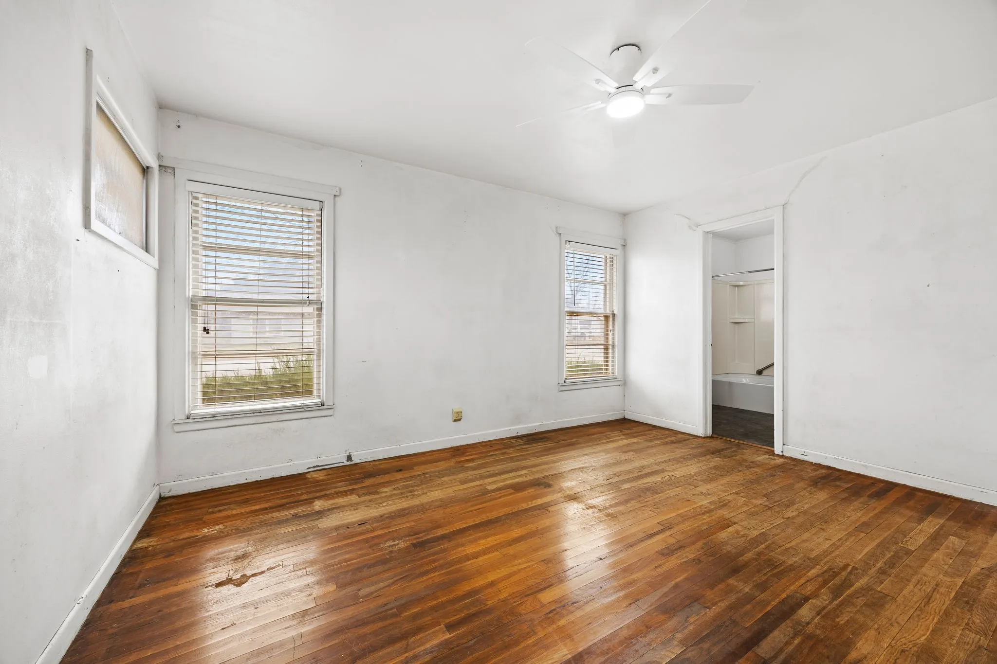 Single Family Residence For Sale in San Saba County , 1002 W Woodlawn Street, San Saba, Texas 76877, 3 Bedroom, 1 Bathroom, Garage spaces, 1,497 Sqft, built in 1945, Preowned, mls#21135076, Real Estate Agent in San Saba, Homes For Sale in San Saba county, Homes For Sale in San Saba, Realtor in San Saba Texas, Real Estate Brokerage Independent Realty Texas, Luminita Cordes Realtor