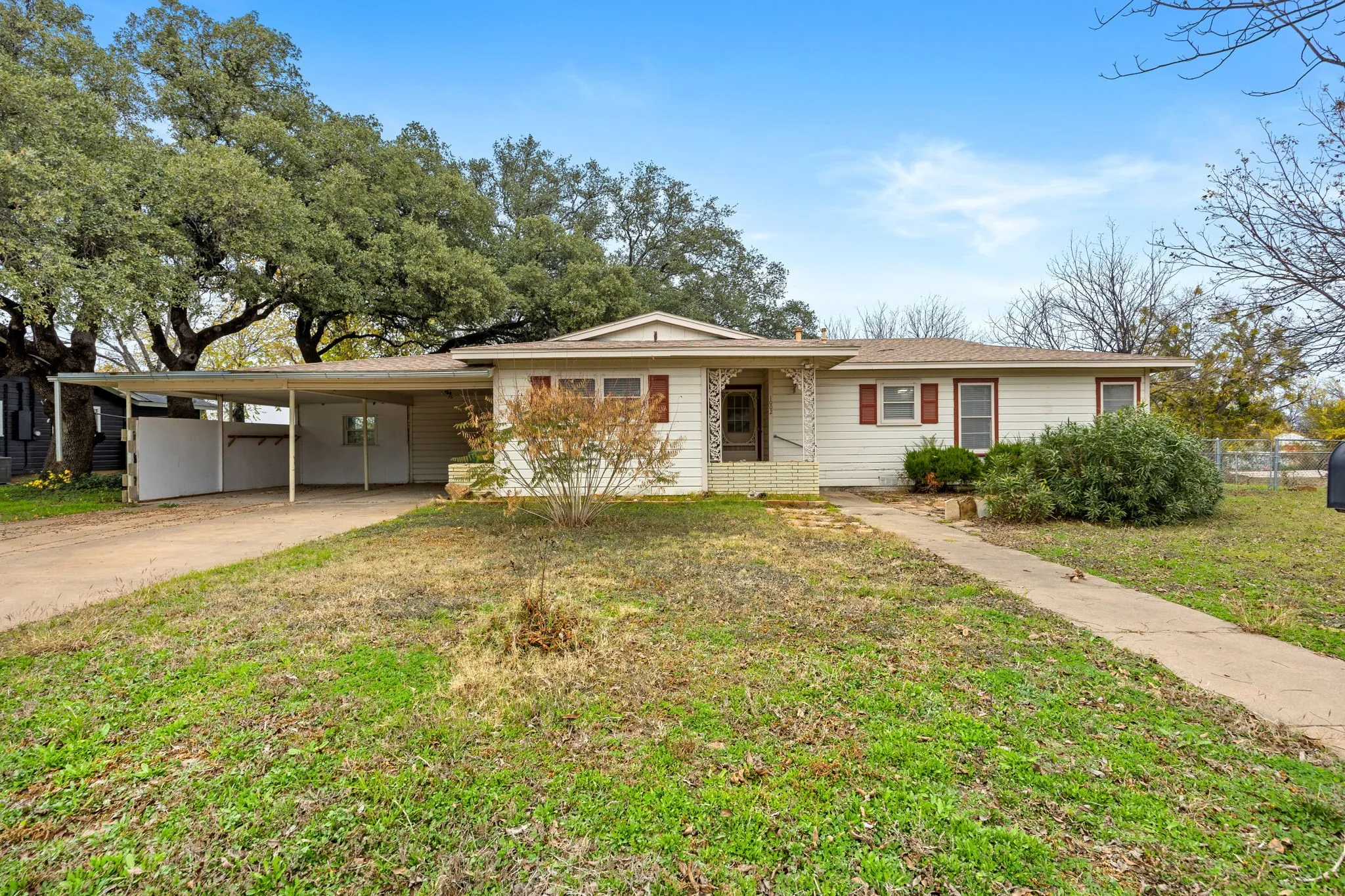 Single Family Residence For Sale in San Saba County , 1002 W Woodlawn Street, San Saba, Texas 76877, 3 Bedroom, 1 Bathroom, Garage spaces, 1,497 Sqft, built in 1945, Preowned, mls#21135076, Real Estate Agent in San Saba, Homes For Sale in San Saba county, Homes For Sale in San Saba, Realtor in San Saba Texas, Real Estate Brokerage Independent Realty Texas, Luminita Cordes Realtor