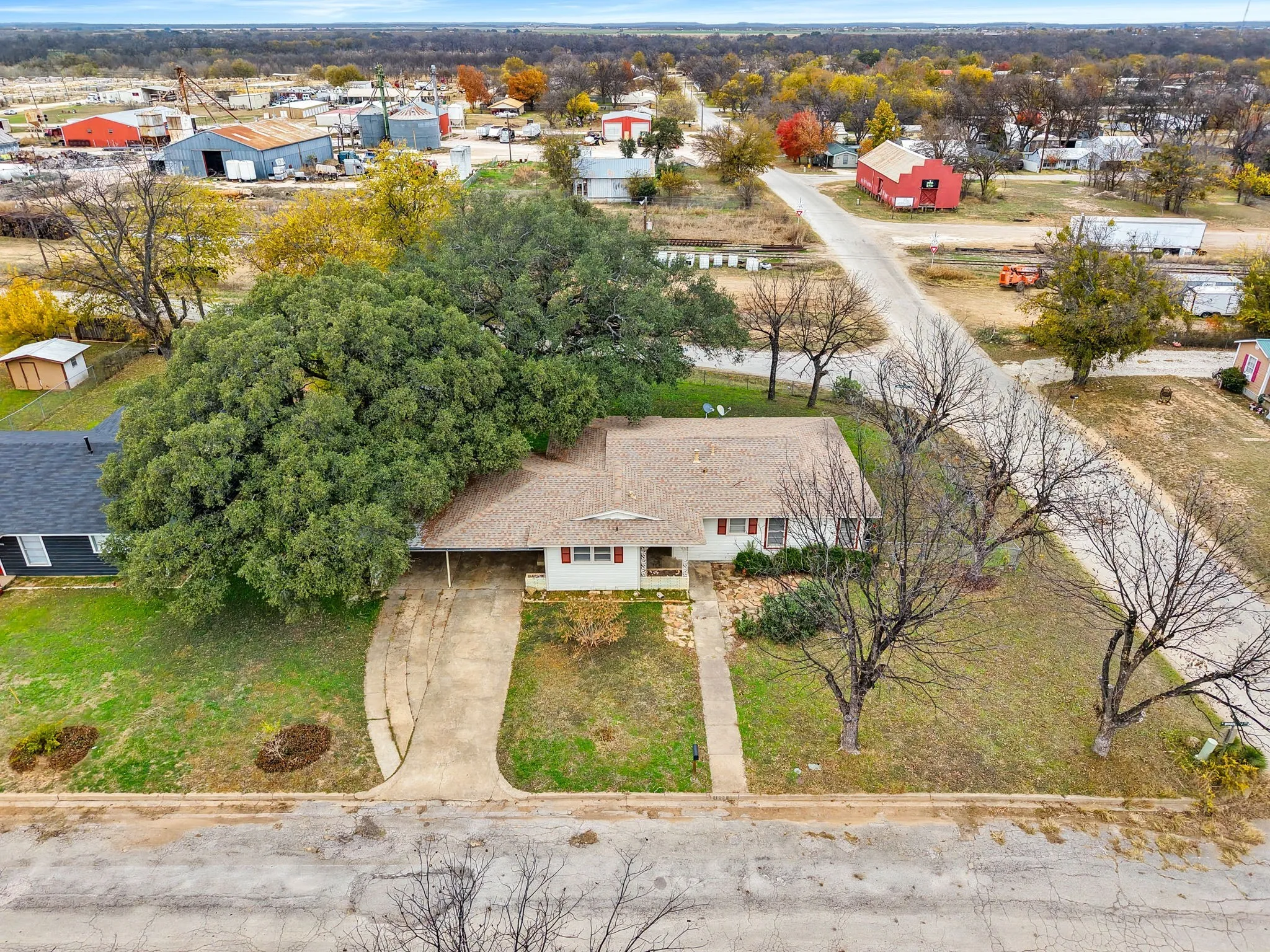 Single Family Residence For Sale in San Saba County , 1002 W Woodlawn Street, San Saba, Texas 76877, 3 Bedroom, 1 Bathroom, Garage spaces, 1,497 Sqft, built in 1945, Preowned, mls#21135076, Real Estate Agent in San Saba, Homes For Sale in San Saba county, Homes For Sale in San Saba, Realtor in San Saba Texas, Real Estate Brokerage Independent Realty Texas, Luminita Cordes Realtor