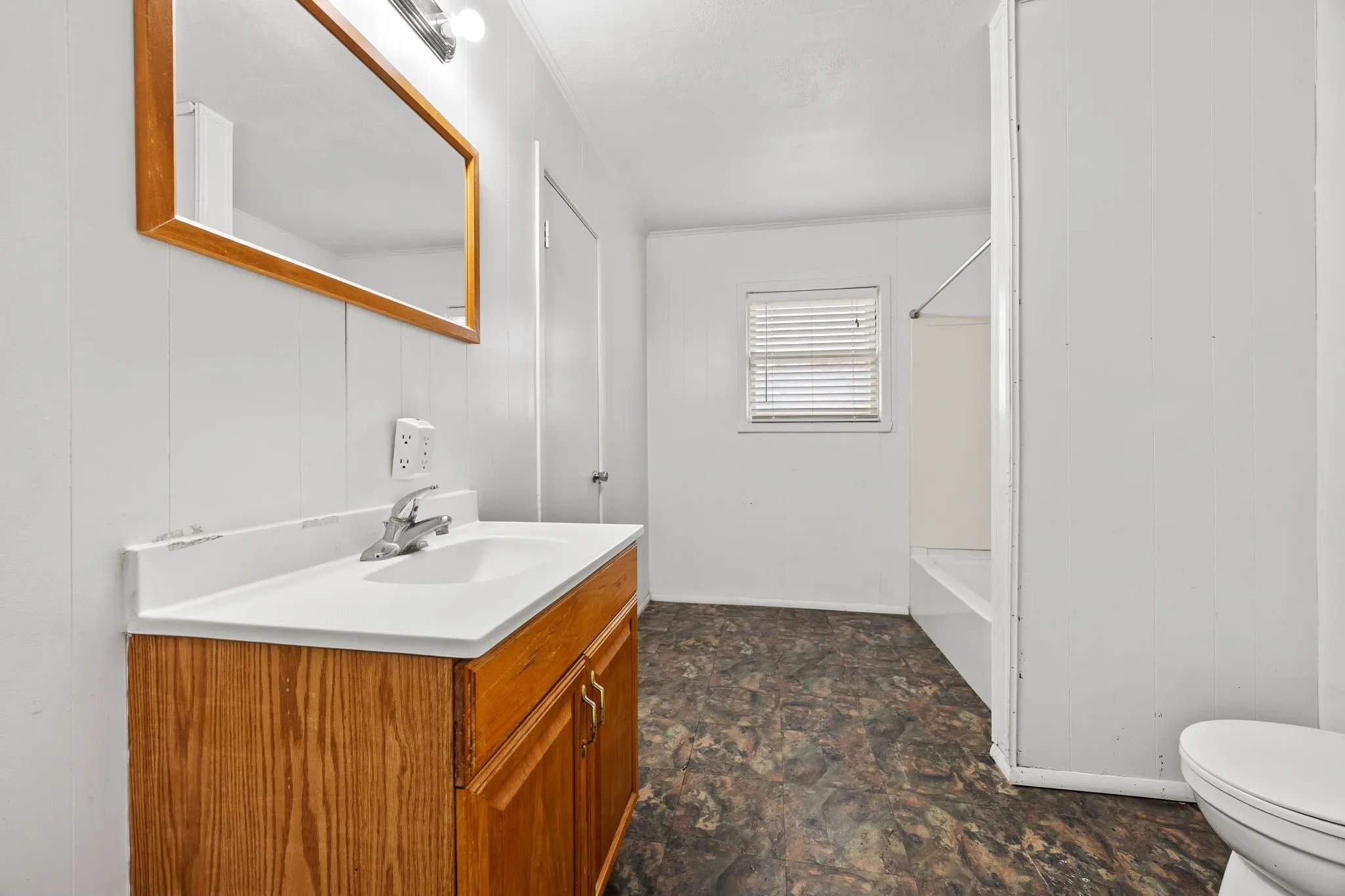 Single Family Residence For Sale in San Saba County , 1002 W Woodlawn Street, San Saba, Texas 76877, 3 Bedroom, 1 Bathroom, Garage spaces, 1,497 Sqft, built in 1945, Preowned, mls#21135076, Real Estate Agent in San Saba, Homes For Sale in San Saba county, Homes For Sale in San Saba, Realtor in San Saba Texas, Real Estate Brokerage Independent Realty Texas, Luminita Cordes Realtor