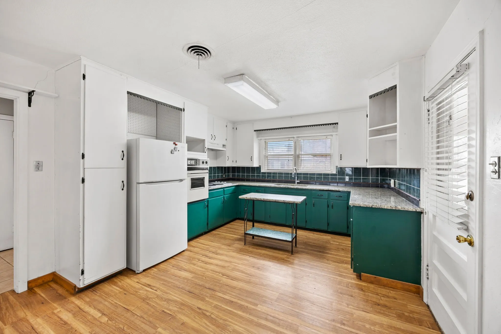 Single Family Residence For Sale in San Saba County , 1002 W Woodlawn Street, San Saba, Texas 76877, 3 Bedroom, 1 Bathroom, Garage spaces, 1,497 Sqft, built in 1945, Preowned, mls#21135076, Real Estate Agent in San Saba, Homes For Sale in San Saba county, Homes For Sale in San Saba, Realtor in San Saba Texas, Real Estate Brokerage Independent Realty Texas, Luminita Cordes Realtor
