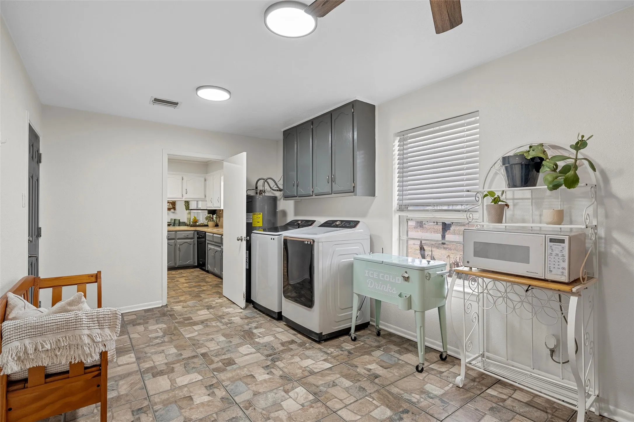 Single Family Residence For Sale in Mc Lennan County , 107 Woody Ray Drive, Elm Mott, Texas 76640, 3 Bedrooms, 2 Bathrooms, 2 Garage spaces, 1,852 Sqft, built in 1979, Price $345,000, mls#21134519, Real Estate Agent in Elm Mott, Homes For Sale in Mc Lennan county, Homes For Sale in Elm Mott, Realtor in Elm Mott Texas, Real Estate Brokerage Independent Realty Texas, Luminita Cordes Realtor