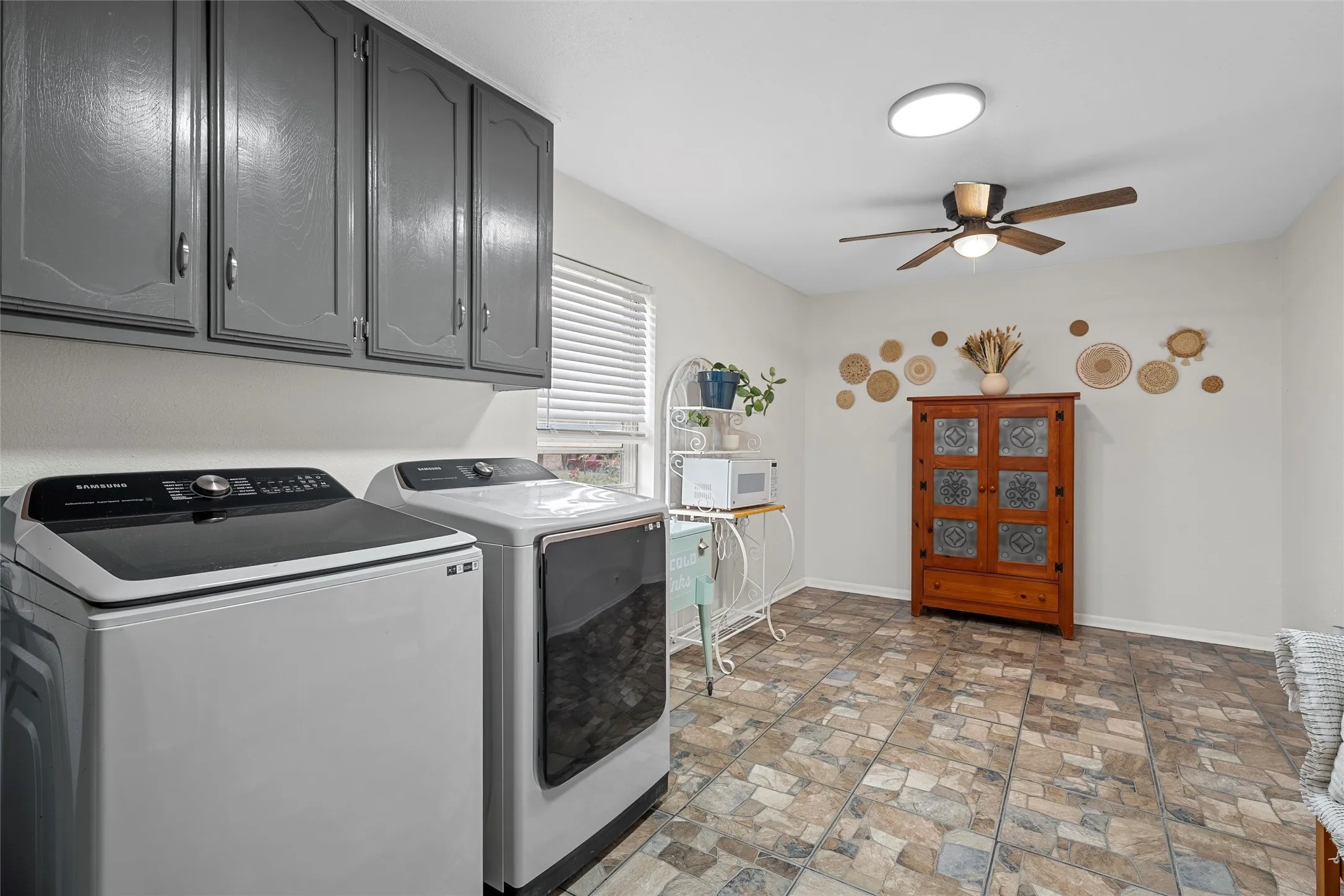 Single Family Residence For Sale in Mc Lennan County , 107 Woody Ray Drive, Elm Mott, Texas 76640, 3 Bedrooms, 2 Bathrooms, 2 Garage spaces, 1,852 Sqft, built in 1979, Price $345,000, mls#21134519, Real Estate Agent in Elm Mott, Homes For Sale in Mc Lennan county, Homes For Sale in Elm Mott, Realtor in Elm Mott Texas, Real Estate Brokerage Independent Realty Texas, Luminita Cordes Realtor