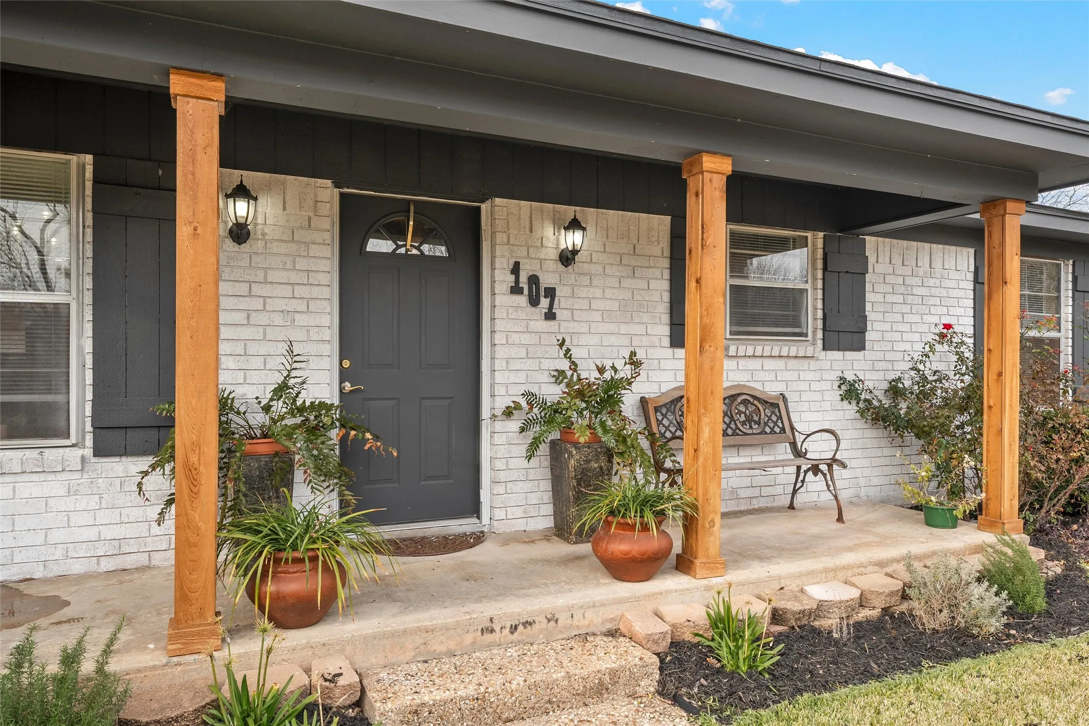 Single Family Residence For Sale in Mc Lennan County , 107 Woody Ray Drive, Elm Mott, Texas 76640, 3 Bedrooms, 2 Bathrooms, 2 Garage spaces, 1,852 Sqft, built in 1979, Price $345,000, mls#21134519, Real Estate Agent in Elm Mott, Homes For Sale in Mc Lennan county, Homes For Sale in Elm Mott, Realtor in Elm Mott Texas, Real Estate Brokerage Independent Realty Texas, Luminita Cordes Realtor