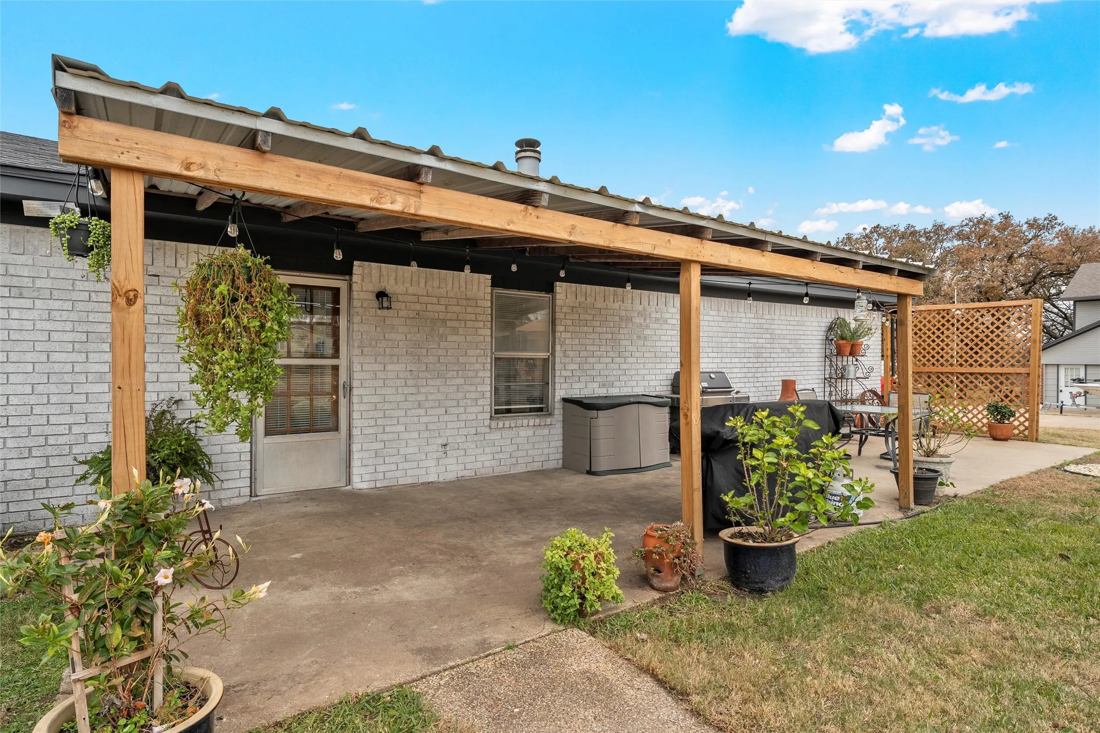 Single Family Residence For Sale in Mc Lennan County , 107 Woody Ray Drive, Elm Mott, Texas 76640, 3 Bedrooms, 2 Bathrooms, 2 Garage spaces, 1,852 Sqft, built in 1979, Price $345,000, mls#21134519, Real Estate Agent in Elm Mott, Homes For Sale in Mc Lennan county, Homes For Sale in Elm Mott, Realtor in Elm Mott Texas, Real Estate Brokerage Independent Realty Texas, Luminita Cordes Realtor