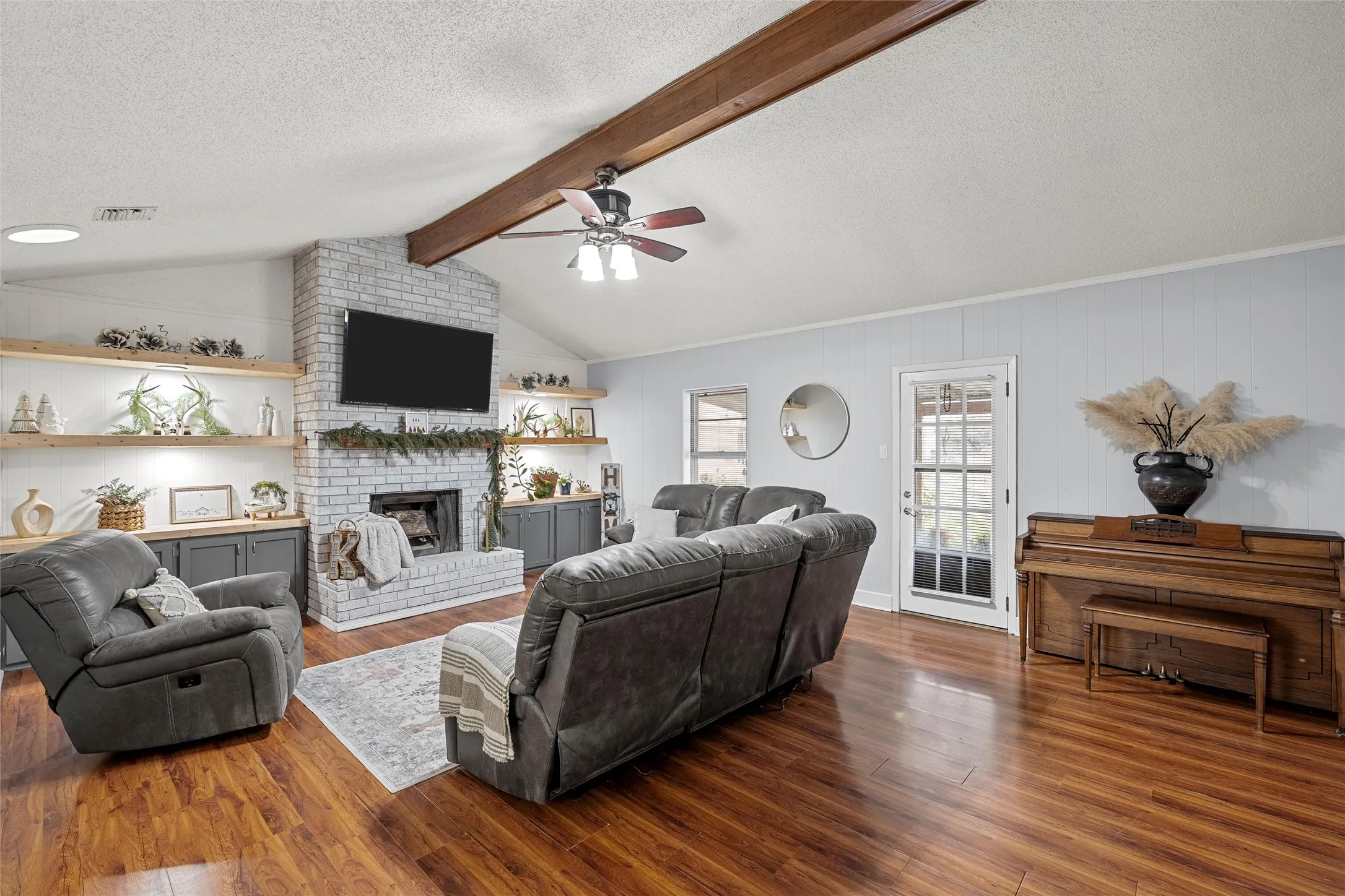 Single Family Residence For Sale in Mc Lennan County , 107 Woody Ray Drive, Elm Mott, Texas 76640, 3 Bedrooms, 2 Bathrooms, 2 Garage spaces, 1,852 Sqft, built in 1979, Price $345,000, mls#21134519, Real Estate Agent in Elm Mott, Homes For Sale in Mc Lennan county, Homes For Sale in Elm Mott, Realtor in Elm Mott Texas, Real Estate Brokerage Independent Realty Texas, Luminita Cordes Realtor