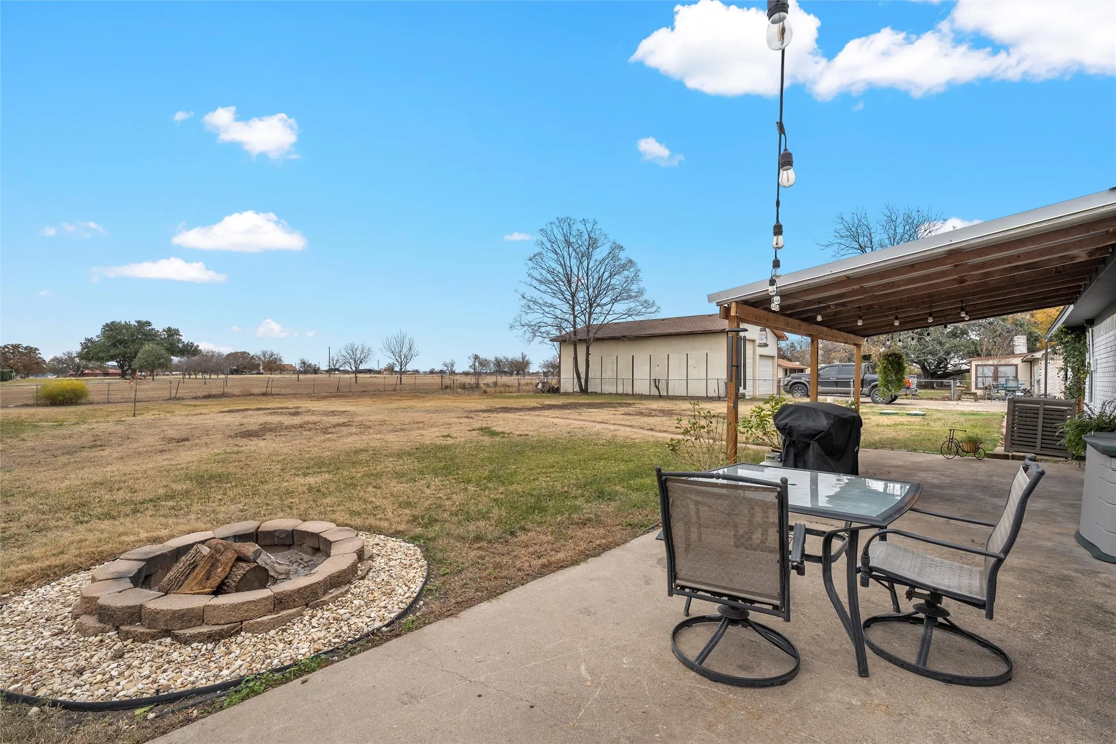 Single Family Residence For Sale in Mc Lennan County , 107 Woody Ray Drive, Elm Mott, Texas 76640, 3 Bedrooms, 2 Bathrooms, 2 Garage spaces, 1,852 Sqft, built in 1979, Price $345,000, mls#21134519, Real Estate Agent in Elm Mott, Homes For Sale in Mc Lennan county, Homes For Sale in Elm Mott, Realtor in Elm Mott Texas, Real Estate Brokerage Independent Realty Texas, Luminita Cordes Realtor