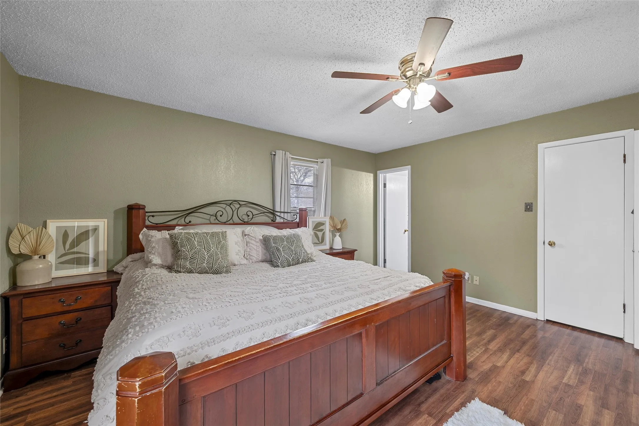 Single Family Residence For Sale in Mc Lennan County , 107 Woody Ray Drive, Elm Mott, Texas 76640, 3 Bedrooms, 2 Bathrooms, 2 Garage spaces, 1,852 Sqft, built in 1979, Price $345,000, mls#21134519, Real Estate Agent in Elm Mott, Homes For Sale in Mc Lennan county, Homes For Sale in Elm Mott, Realtor in Elm Mott Texas, Real Estate Brokerage Independent Realty Texas, Luminita Cordes Realtor