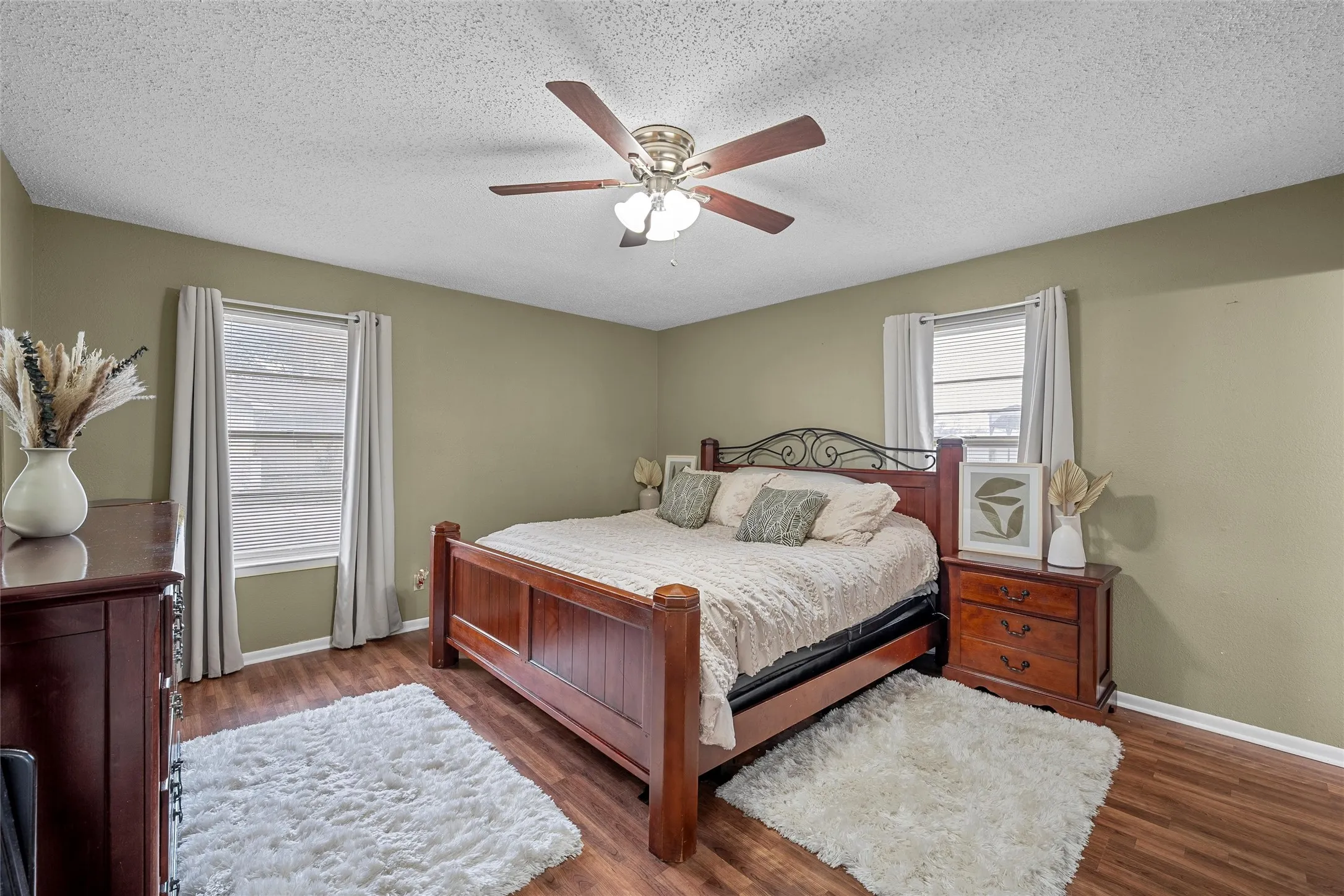 Single Family Residence For Sale in Mc Lennan County , 107 Woody Ray Drive, Elm Mott, Texas 76640, 3 Bedrooms, 2 Bathrooms, 2 Garage spaces, 1,852 Sqft, built in 1979, Price $345,000, mls#21134519, Real Estate Agent in Elm Mott, Homes For Sale in Mc Lennan county, Homes For Sale in Elm Mott, Realtor in Elm Mott Texas, Real Estate Brokerage Independent Realty Texas, Luminita Cordes Realtor