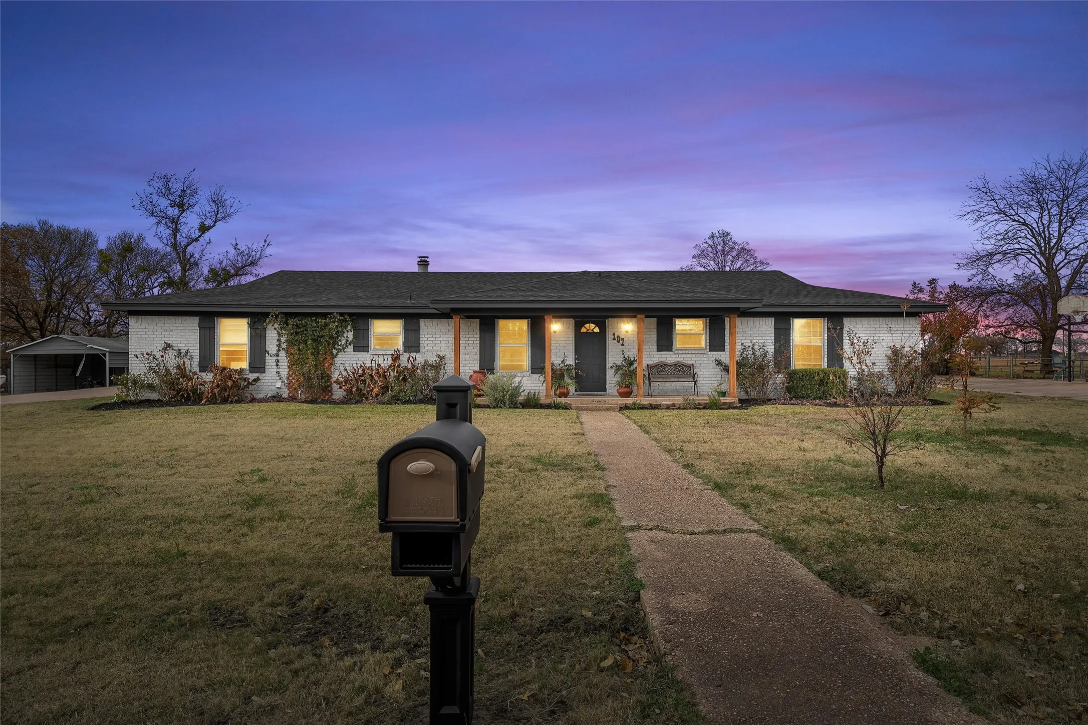 Single Family Residence For Sale in Mc Lennan County , 107 Woody Ray Drive, Elm Mott, Texas 76640, 3 Bedrooms, 2 Bathrooms, 2 Garage spaces, 1,852 Sqft, built in 1979, Price $345,000, mls#21134519, Real Estate Agent in Elm Mott, Homes For Sale in Mc Lennan county, Homes For Sale in Elm Mott, Realtor in Elm Mott Texas, Real Estate Brokerage Independent Realty Texas, Luminita Cordes Realtor