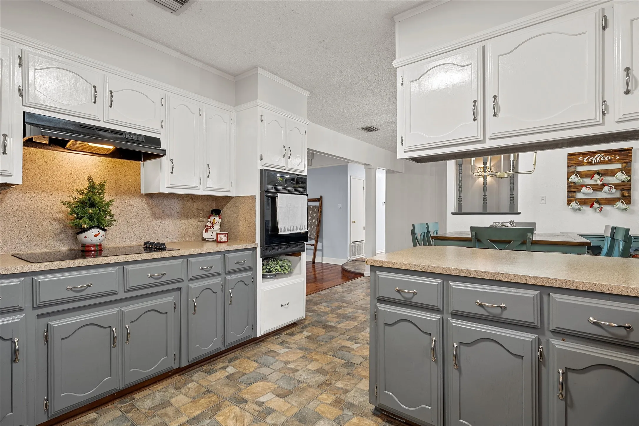Single Family Residence For Sale in Mc Lennan County , 107 Woody Ray Drive, Elm Mott, Texas 76640, 3 Bedrooms, 2 Bathrooms, 2 Garage spaces, 1,852 Sqft, built in 1979, Price $345,000, mls#21134519, Real Estate Agent in Elm Mott, Homes For Sale in Mc Lennan county, Homes For Sale in Elm Mott, Realtor in Elm Mott Texas, Real Estate Brokerage Independent Realty Texas, Luminita Cordes Realtor