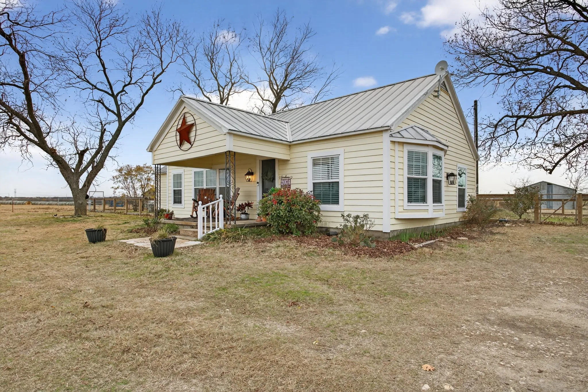 Single Family Residence For Sale in Cooke County , 2074 W Fm 922, Valley View, Texas 76272, 3 Bedroom, 3 Bathroom, Garage spaces, 1,406 Sqft, built in 1947, Preowned, mls#21129959, Real Estate Agent in Valley View, Homes For Sale in Cooke county, Homes For Sale in Valley View, Realtor in Valley View Texas, Real Estate Brokerage Independent Realty Texas, Luminita Cordes Realtor