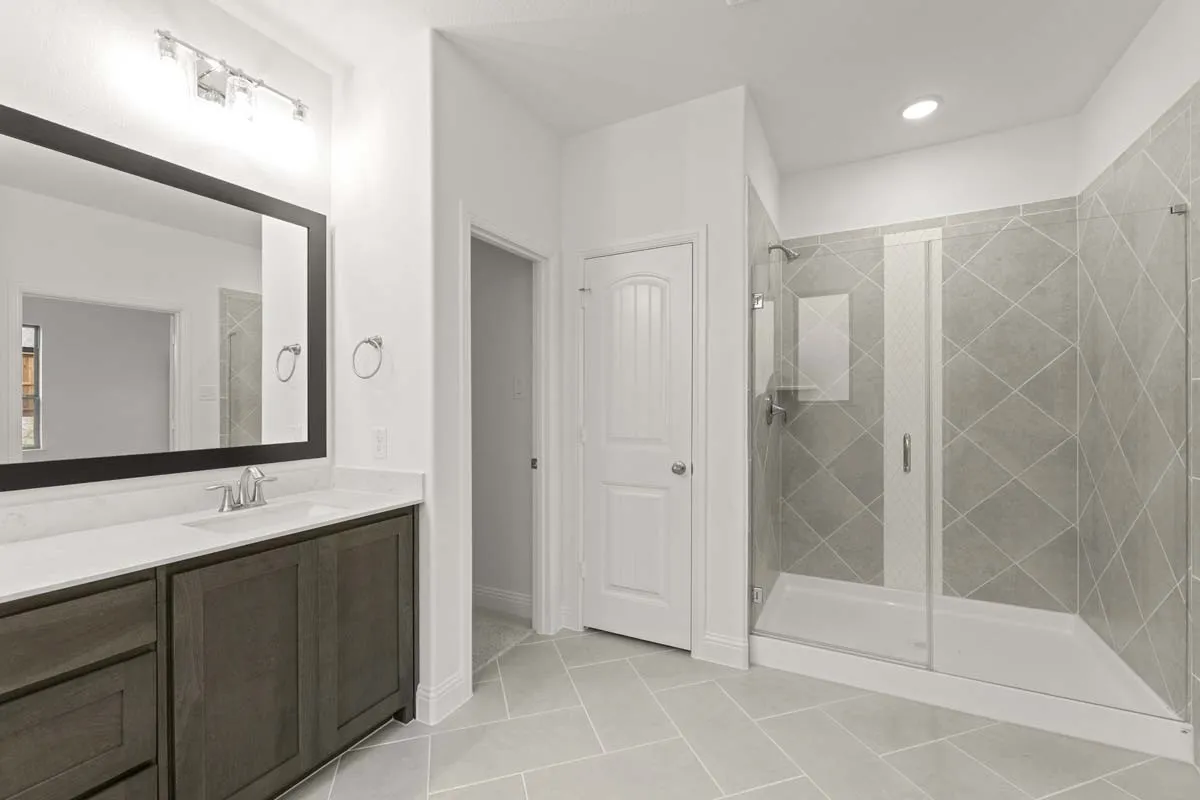13-1443-canadian-ln-van-alstyne-tx-primary-bath-vanity-view