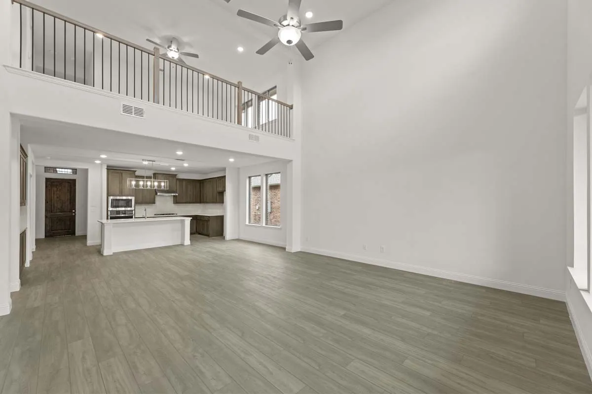 07-1443-canadian-ln-van-alstyne-tx-family-room-high-ceilings