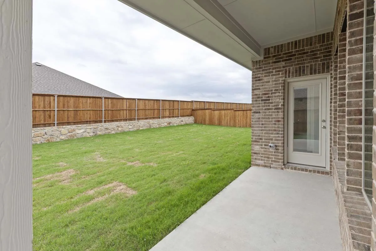 23-1443-canadian-ln-van-alstyne-tx-covered-patio