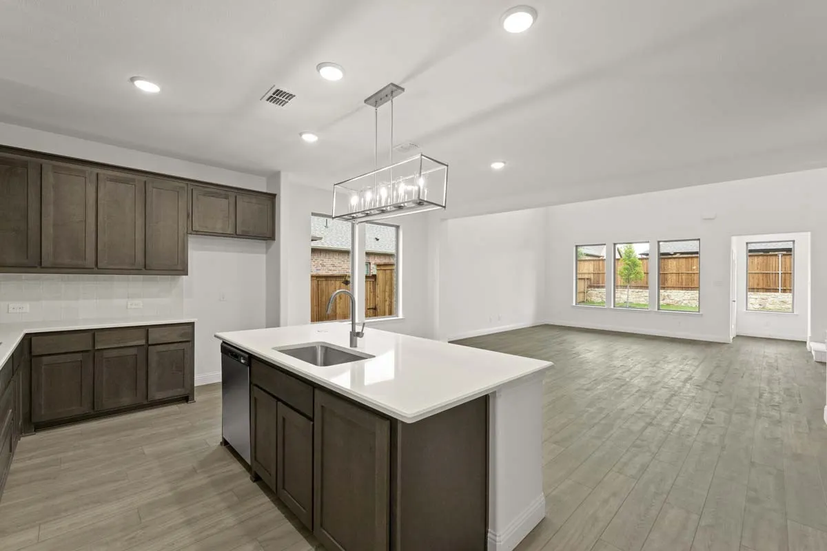 04-1443-canadian-ln-van-alstyne-tx-kitchen-living-area