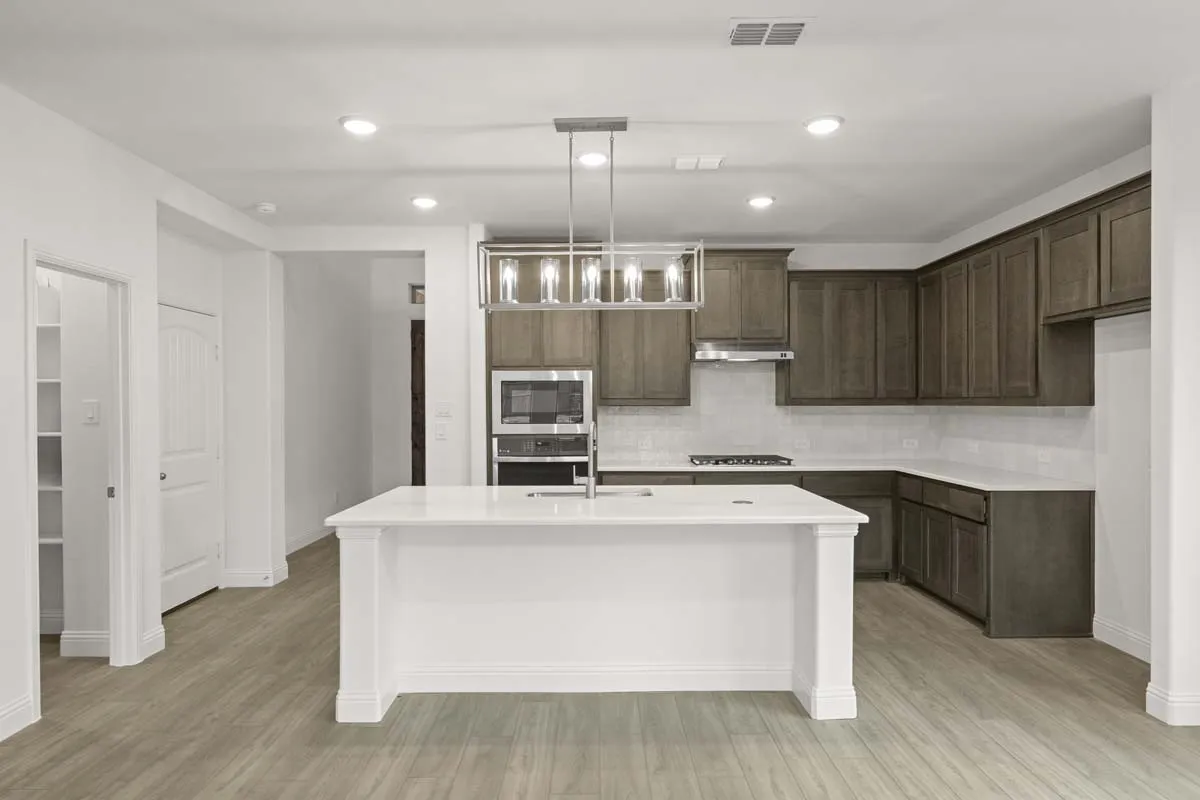 05-1443-canadian-ln-van-alstyne-tx-kitchen-front-view