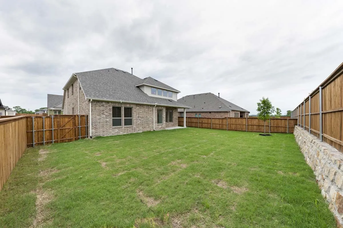 25-1443-canadian-ln-van-alstyne-tx-backyard