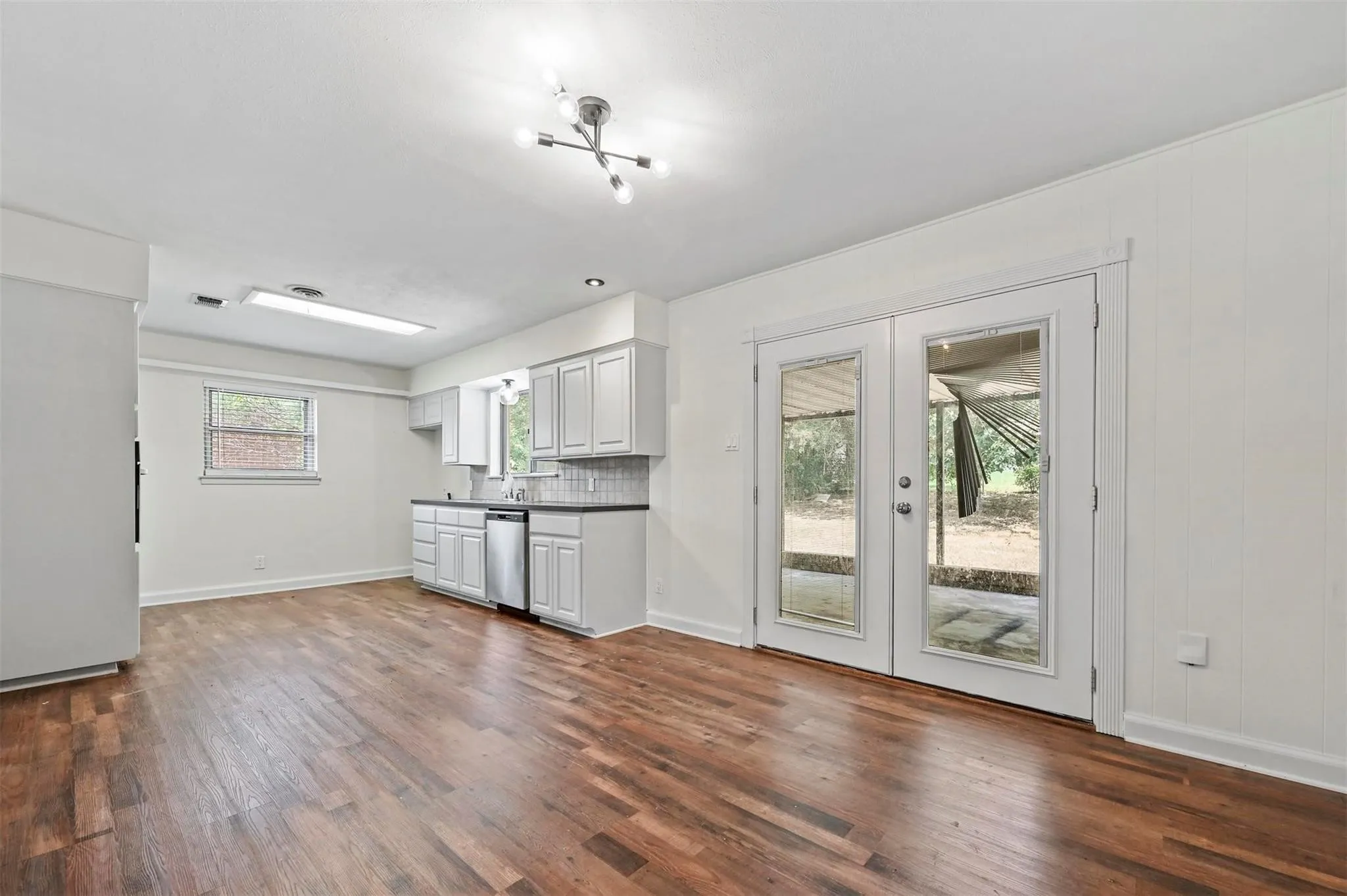 Single Family Residence For Sale in Tarrant County , 3463 Paint Trail, Fort Worth, Texas 76116, 3 Bedrooms, 2 Bathrooms, 1 Garage spaces, 1,186 Sqft, built in 1959, Price $195,000, mls#21135563, Real Estate Agent in Fort Worth, Homes For Sale in Tarrant county, Homes For Sale in Fort Worth, Realtor in Fort Worth Texas, Real Estate Brokerage Independent Realty Texas, Luminita Cordes Realtor