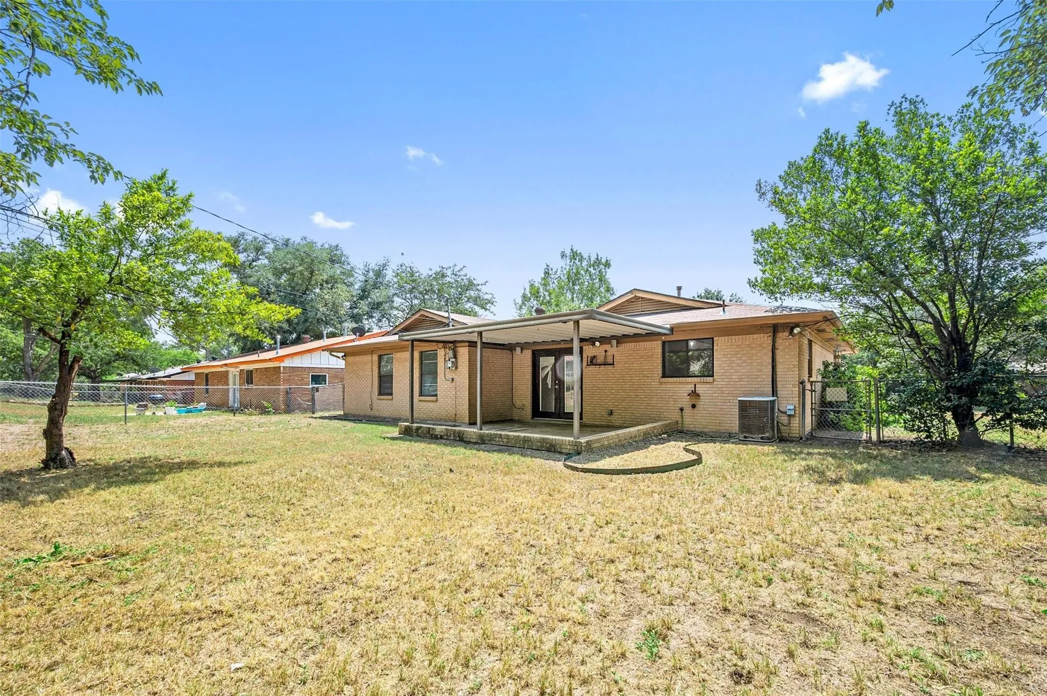 Single Family Residence For Sale in Tarrant County , 3463 Paint Trail, Fort Worth, Texas 76116, 3 Bedrooms, 2 Bathrooms, 1 Garage spaces, 1,186 Sqft, built in 1959, Price $195,000, mls#21135563, Real Estate Agent in Fort Worth, Homes For Sale in Tarrant county, Homes For Sale in Fort Worth, Realtor in Fort Worth Texas, Real Estate Brokerage Independent Realty Texas, Luminita Cordes Realtor