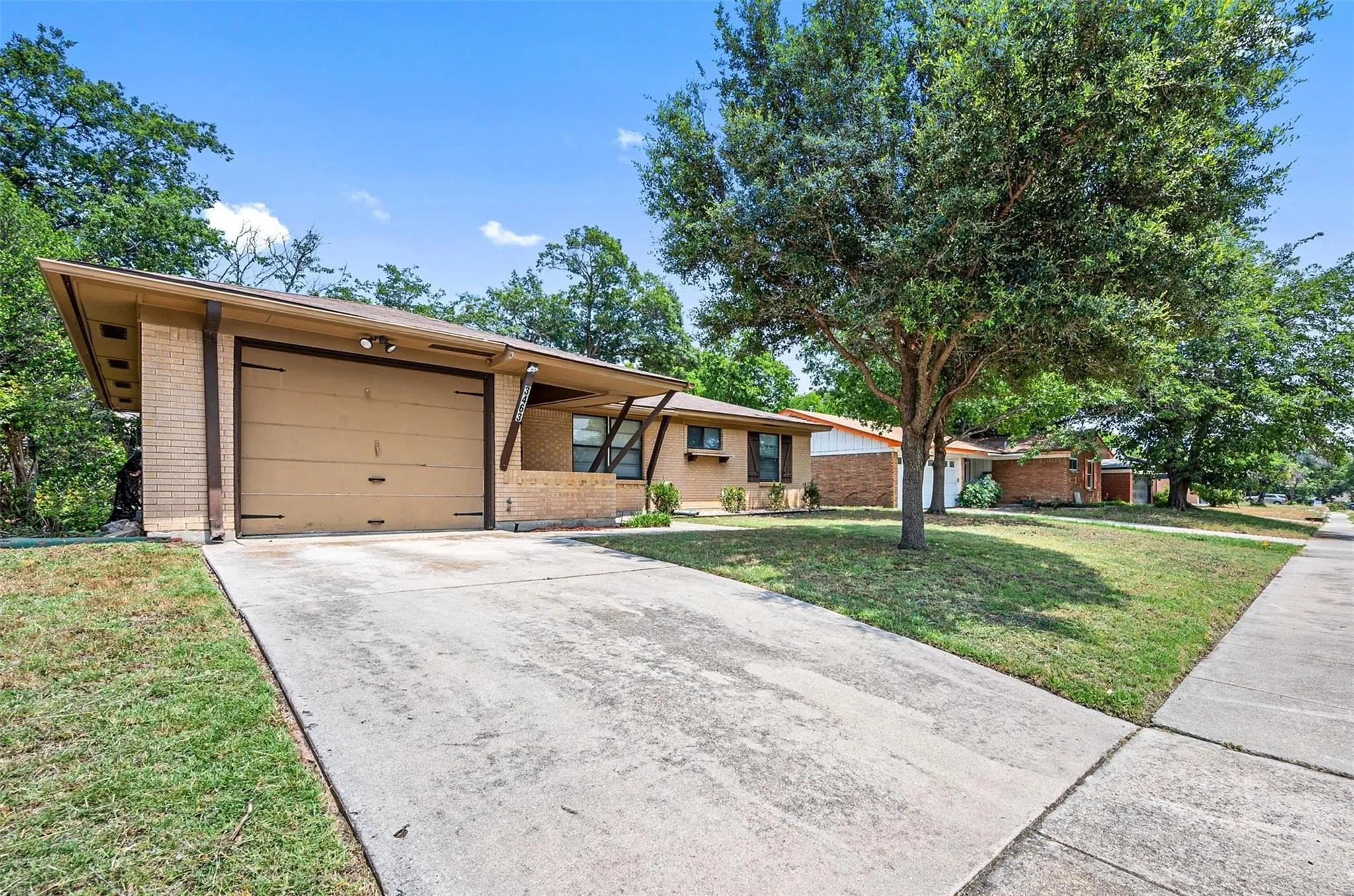Single Family Residence For Sale in Tarrant County , 3463 Paint Trail, Fort Worth, Texas 76116, 3 Bedrooms, 2 Bathrooms, 1 Garage spaces, 1,186 Sqft, built in 1959, Price $195,000, mls#21135563, Real Estate Agent in Fort Worth, Homes For Sale in Tarrant county, Homes For Sale in Fort Worth, Realtor in Fort Worth Texas, Real Estate Brokerage Independent Realty Texas, Luminita Cordes Realtor