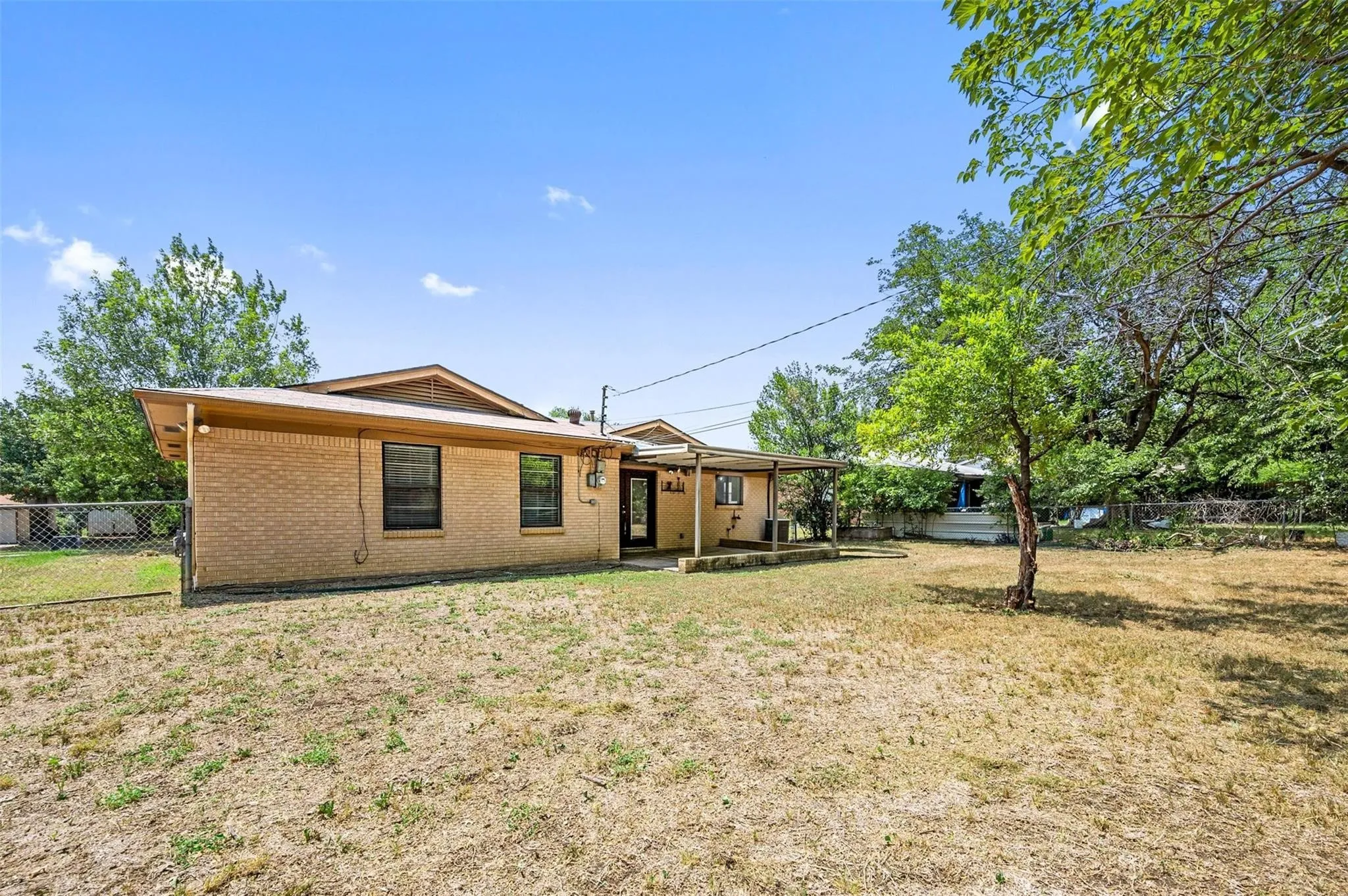 Single Family Residence For Sale in Tarrant County , 3463 Paint Trail, Fort Worth, Texas 76116, 3 Bedrooms, 2 Bathrooms, 1 Garage spaces, 1,186 Sqft, built in 1959, Price $195,000, mls#21135563, Real Estate Agent in Fort Worth, Homes For Sale in Tarrant county, Homes For Sale in Fort Worth, Realtor in Fort Worth Texas, Real Estate Brokerage Independent Realty Texas, Luminita Cordes Realtor
