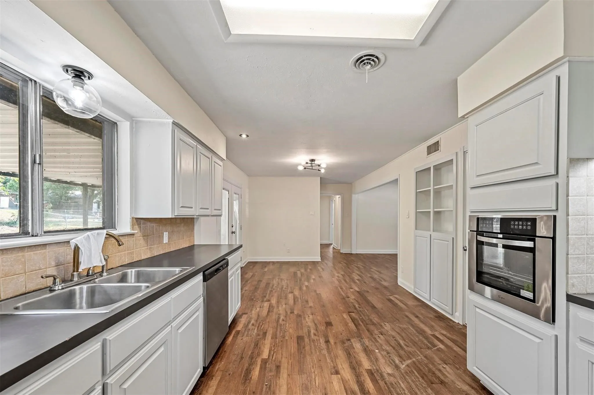 Single Family Residence For Sale in Tarrant County , 3463 Paint Trail, Fort Worth, Texas 76116, 3 Bedrooms, 2 Bathrooms, 1 Garage spaces, 1,186 Sqft, built in 1959, Price $195,000, mls#21135563, Real Estate Agent in Fort Worth, Homes For Sale in Tarrant county, Homes For Sale in Fort Worth, Realtor in Fort Worth Texas, Real Estate Brokerage Independent Realty Texas, Luminita Cordes Realtor