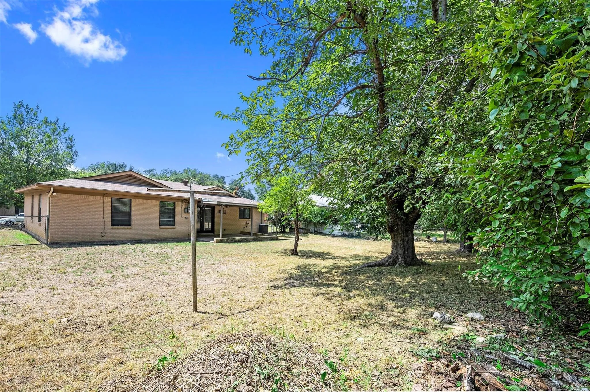 Single Family Residence For Sale in Tarrant County , 3463 Paint Trail, Fort Worth, Texas 76116, 3 Bedrooms, 2 Bathrooms, 1 Garage spaces, 1,186 Sqft, built in 1959, Price $195,000, mls#21135563, Real Estate Agent in Fort Worth, Homes For Sale in Tarrant county, Homes For Sale in Fort Worth, Realtor in Fort Worth Texas, Real Estate Brokerage Independent Realty Texas, Luminita Cordes Realtor