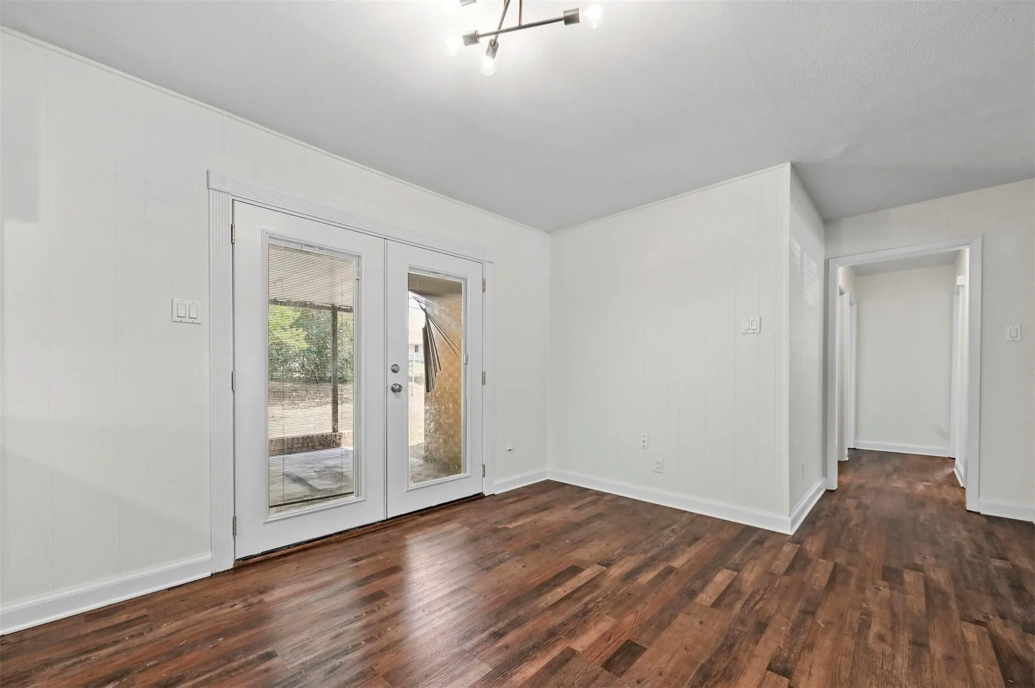 Single Family Residence For Sale in Tarrant County , 3463 Paint Trail, Fort Worth, Texas 76116, 3 Bedrooms, 2 Bathrooms, 1 Garage spaces, 1,186 Sqft, built in 1959, Price $195,000, mls#21135563, Real Estate Agent in Fort Worth, Homes For Sale in Tarrant county, Homes For Sale in Fort Worth, Realtor in Fort Worth Texas, Real Estate Brokerage Independent Realty Texas, Luminita Cordes Realtor