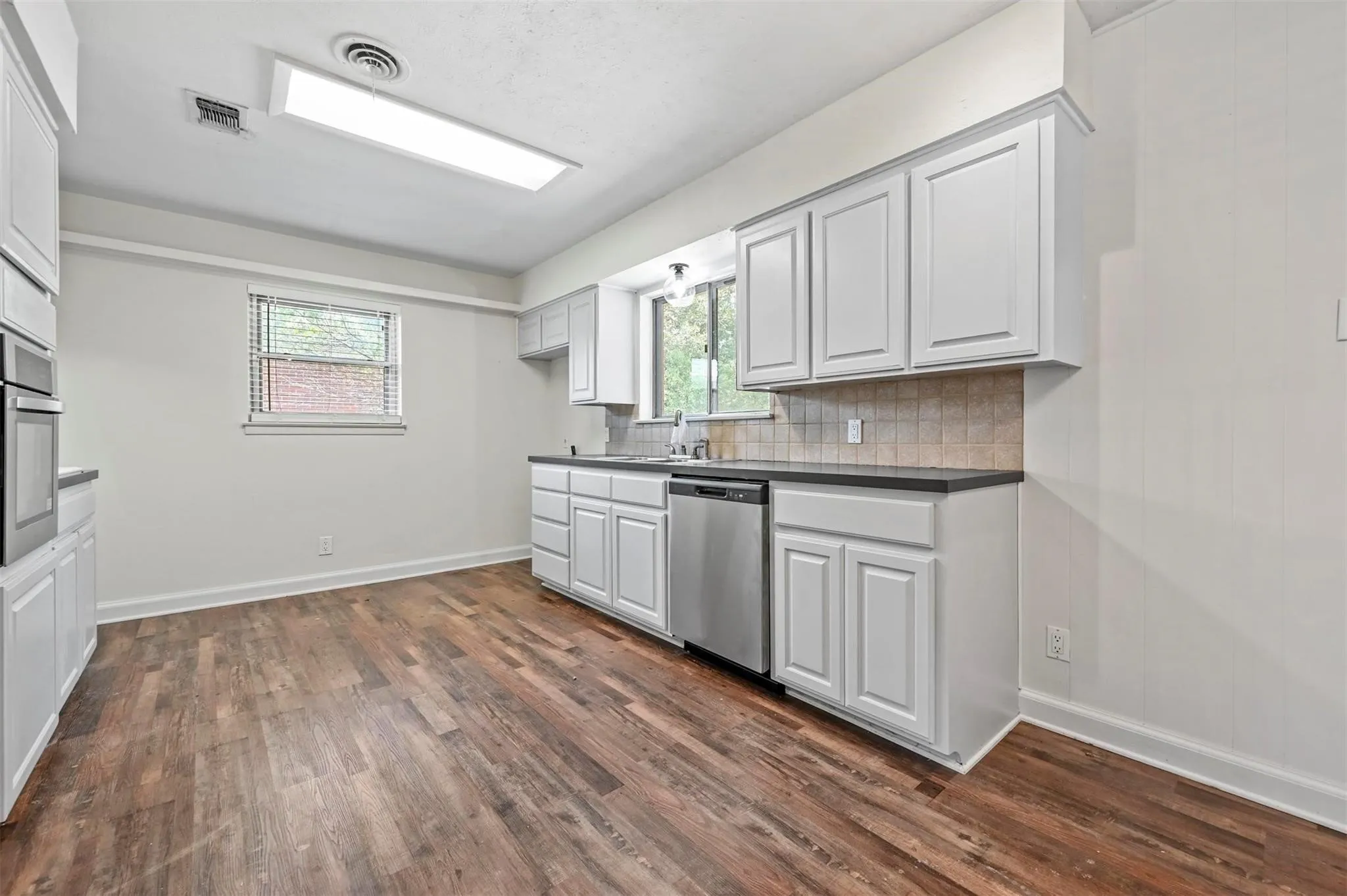 Single Family Residence For Sale in Tarrant County , 3463 Paint Trail, Fort Worth, Texas 76116, 3 Bedrooms, 2 Bathrooms, 1 Garage spaces, 1,186 Sqft, built in 1959, Price $195,000, mls#21135563, Real Estate Agent in Fort Worth, Homes For Sale in Tarrant county, Homes For Sale in Fort Worth, Realtor in Fort Worth Texas, Real Estate Brokerage Independent Realty Texas, Luminita Cordes Realtor