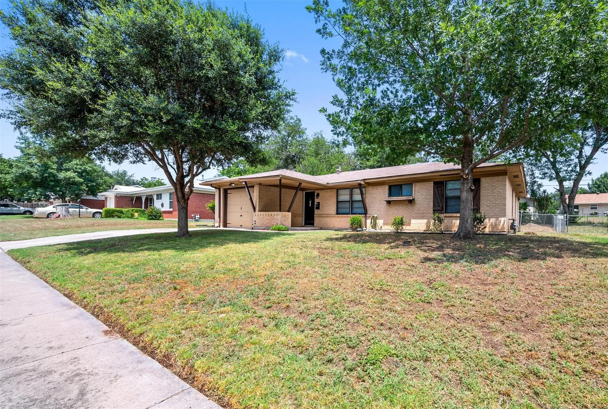 Single Family Residence For Sale in Tarrant County , 3463 Paint Trail, Fort Worth, Texas 76116, 3 Bedrooms, 2 Bathrooms, 1 Garage spaces, 1,186 Sqft, built in 1959, Price $195,000, mls#21135563, Real Estate Agent in Fort Worth, Homes For Sale in Tarrant county, Homes For Sale in Fort Worth, Realtor in Fort Worth Texas, Real Estate Brokerage Independent Realty Texas, Luminita Cordes Realtor