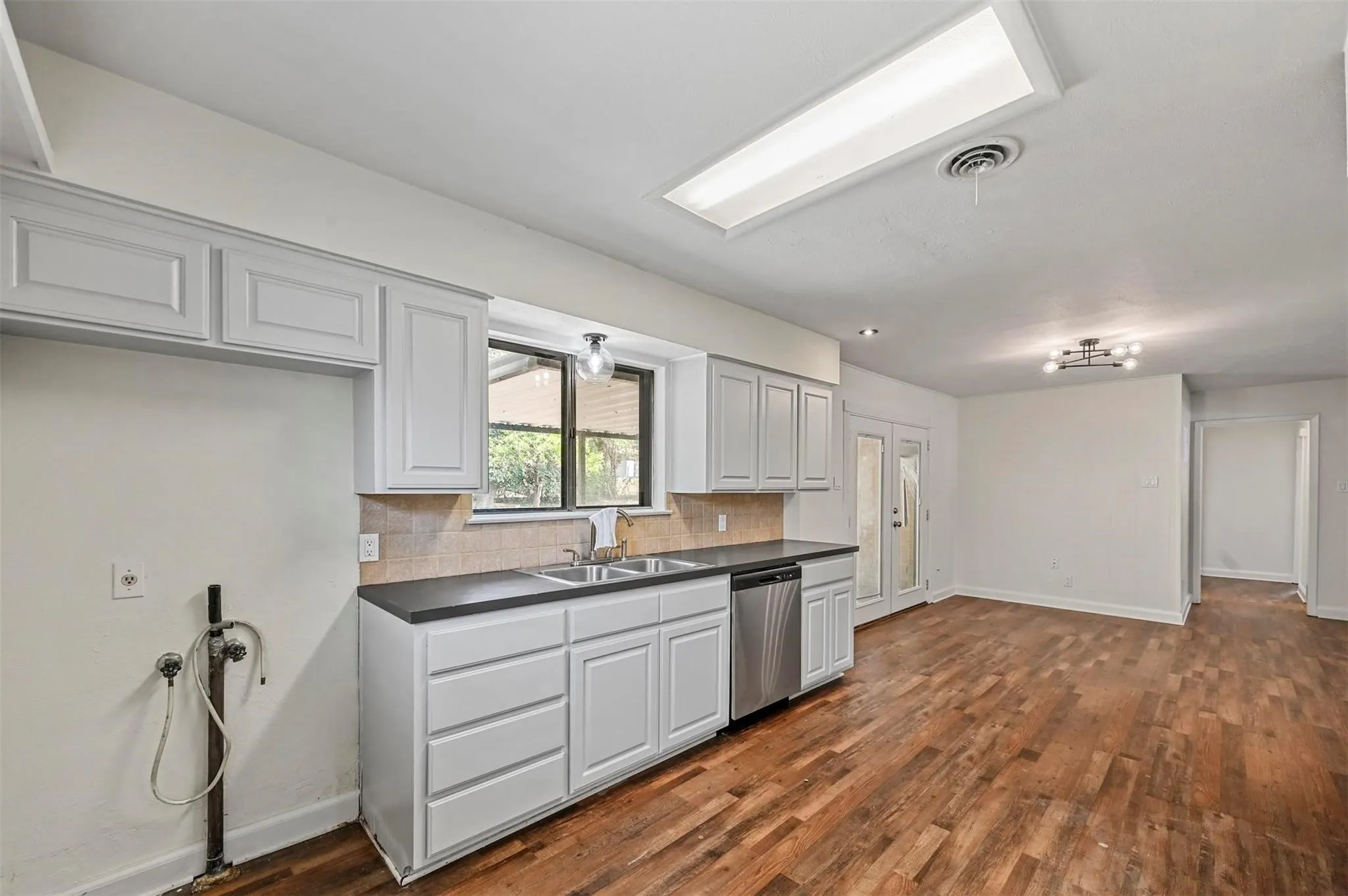 Single Family Residence For Sale in Tarrant County , 3463 Paint Trail, Fort Worth, Texas 76116, 3 Bedrooms, 2 Bathrooms, 1 Garage spaces, 1,186 Sqft, built in 1959, Price $195,000, mls#21135563, Real Estate Agent in Fort Worth, Homes For Sale in Tarrant county, Homes For Sale in Fort Worth, Realtor in Fort Worth Texas, Real Estate Brokerage Independent Realty Texas, Luminita Cordes Realtor