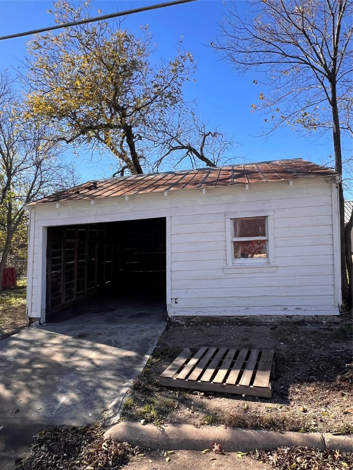 Single Family Residence For Sale in Coleman County , 316 E 7th Street, Coleman, Texas 76834, 2 Bedroom, 1 Bathroom, Garage spaces, 856 Sqft, built in 1970, mls#21135701, Real Estate Agent in Coleman, Homes For Sale in Coleman county, Homes For Sale in Coleman, Realtor in Coleman Texas, Real Estate Brokerage Independent Realty Texas, Luminita Cordes Realtor