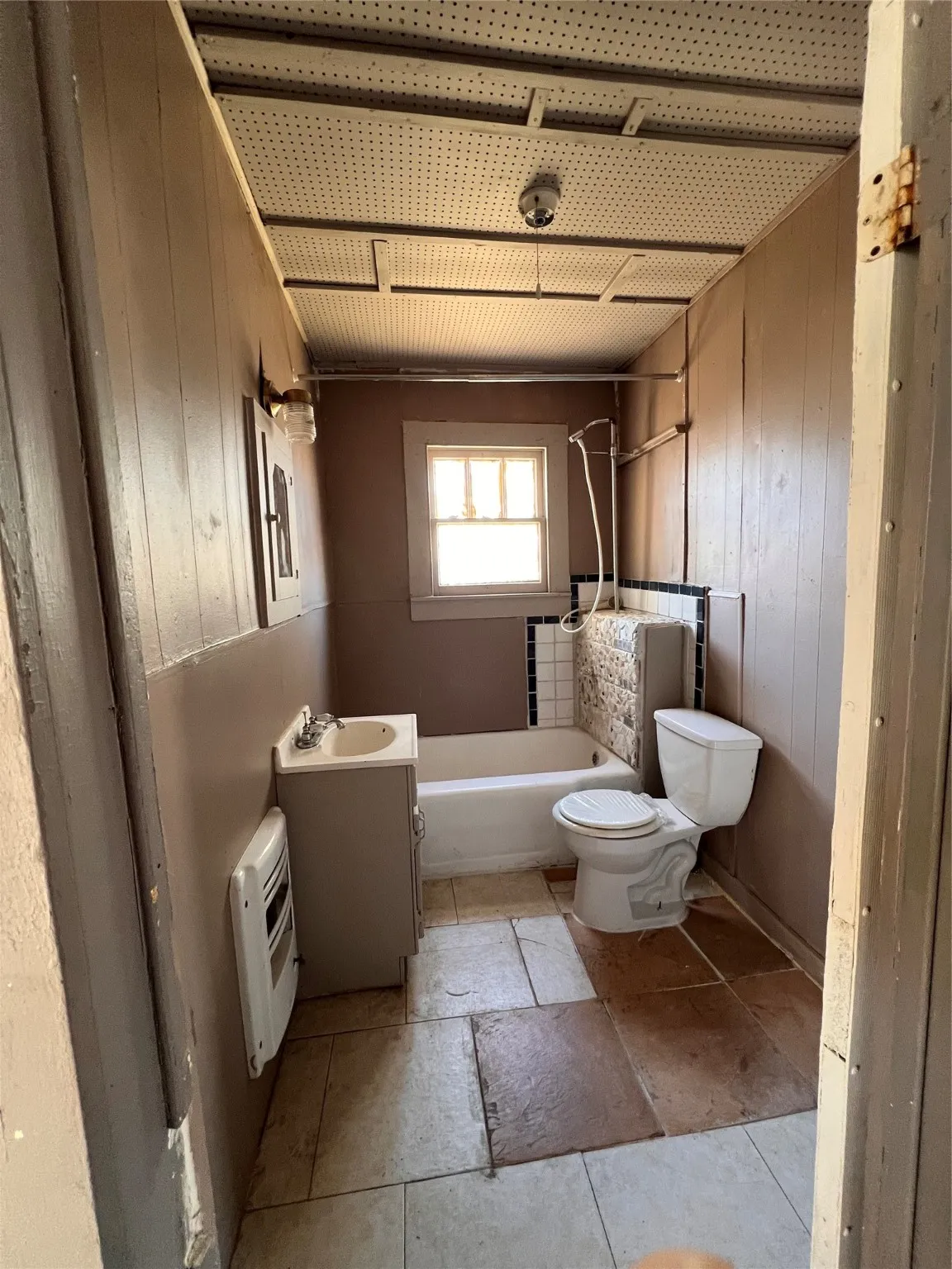 Single Family Residence For Sale in Coleman County , 316 E 7th Street, Coleman, Texas 76834, 2 Bedroom, 1 Bathroom, Garage spaces, 856 Sqft, built in 1970, mls#21135701, Real Estate Agent in Coleman, Homes For Sale in Coleman county, Homes For Sale in Coleman, Realtor in Coleman Texas, Real Estate Brokerage Independent Realty Texas, Luminita Cordes Realtor