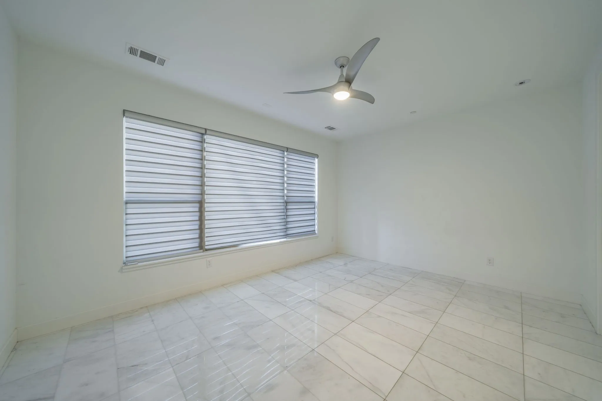 Empty room featuring ceiling fan