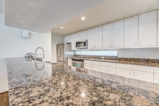 Condominium For Sale in Dallas County , 4122 Travis Street 2, Dallas, Texas 75204, 2 Bedrooms, 3 Bathrooms, Garage spaces, 1,293 Sqft, built in 1997, Preowned, Price $425,000, mls#21134727, Real Estate Agent in Dallas, Homes For Sale in Dallas county, Homes For Sale in Dallas, Realtor in Dallas Texas, Real Estate Brokerage Independent Realty Texas, Luminita Cordes Realtor