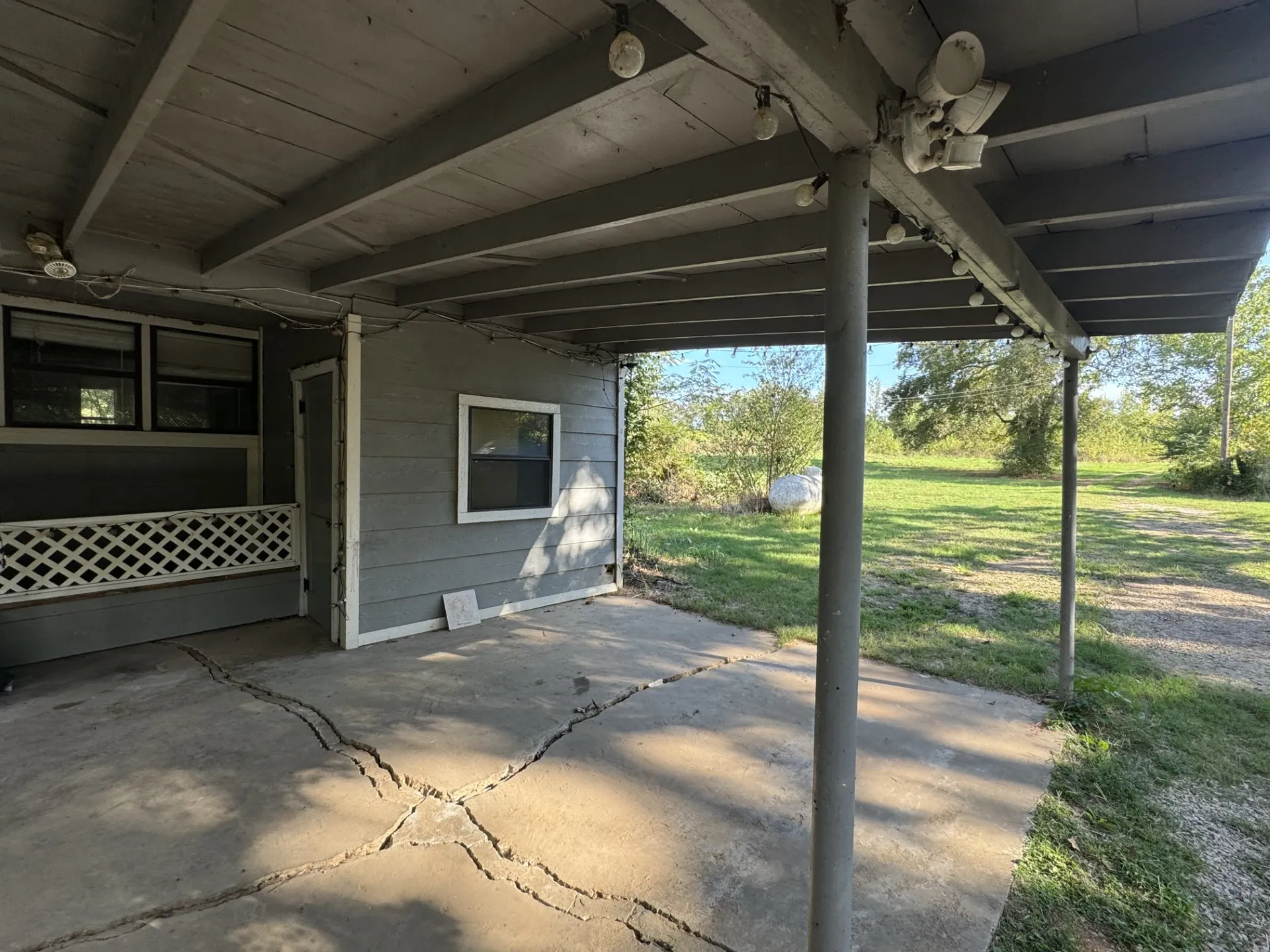Single Family Residence For Sale in Red River (TX) County , 137 CR 2362, Bagwell, Texas 75412, 4 Bedroom, 2 Bathroom, Garage spaces, 2,027 Sqft, built in 1945, mls#21135926, Real Estate Agent in Bagwell, Homes For Sale in Red River (TX) county, Homes For Sale in Bagwell, Realtor in Bagwell Texas, Real Estate Brokerage Independent Realty Texas, Luminita Cordes Realtor