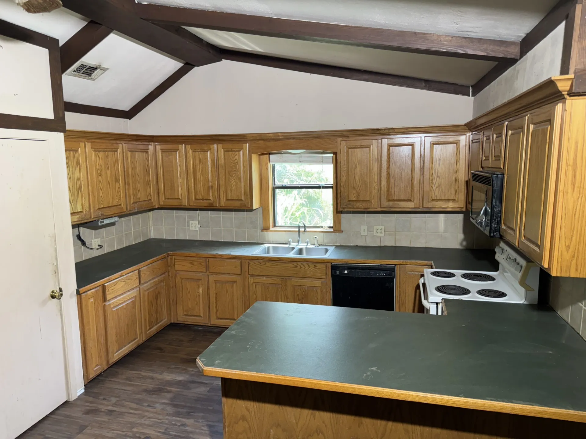 Single Family Residence For Sale in Red River (TX) County , 137 CR 2362, Bagwell, Texas 75412, 4 Bedroom, 2 Bathroom, Garage spaces, 2,027 Sqft, built in 1945, mls#21135926, Real Estate Agent in Bagwell, Homes For Sale in Red River (TX) county, Homes For Sale in Bagwell, Realtor in Bagwell Texas, Real Estate Brokerage Independent Realty Texas, Luminita Cordes Realtor