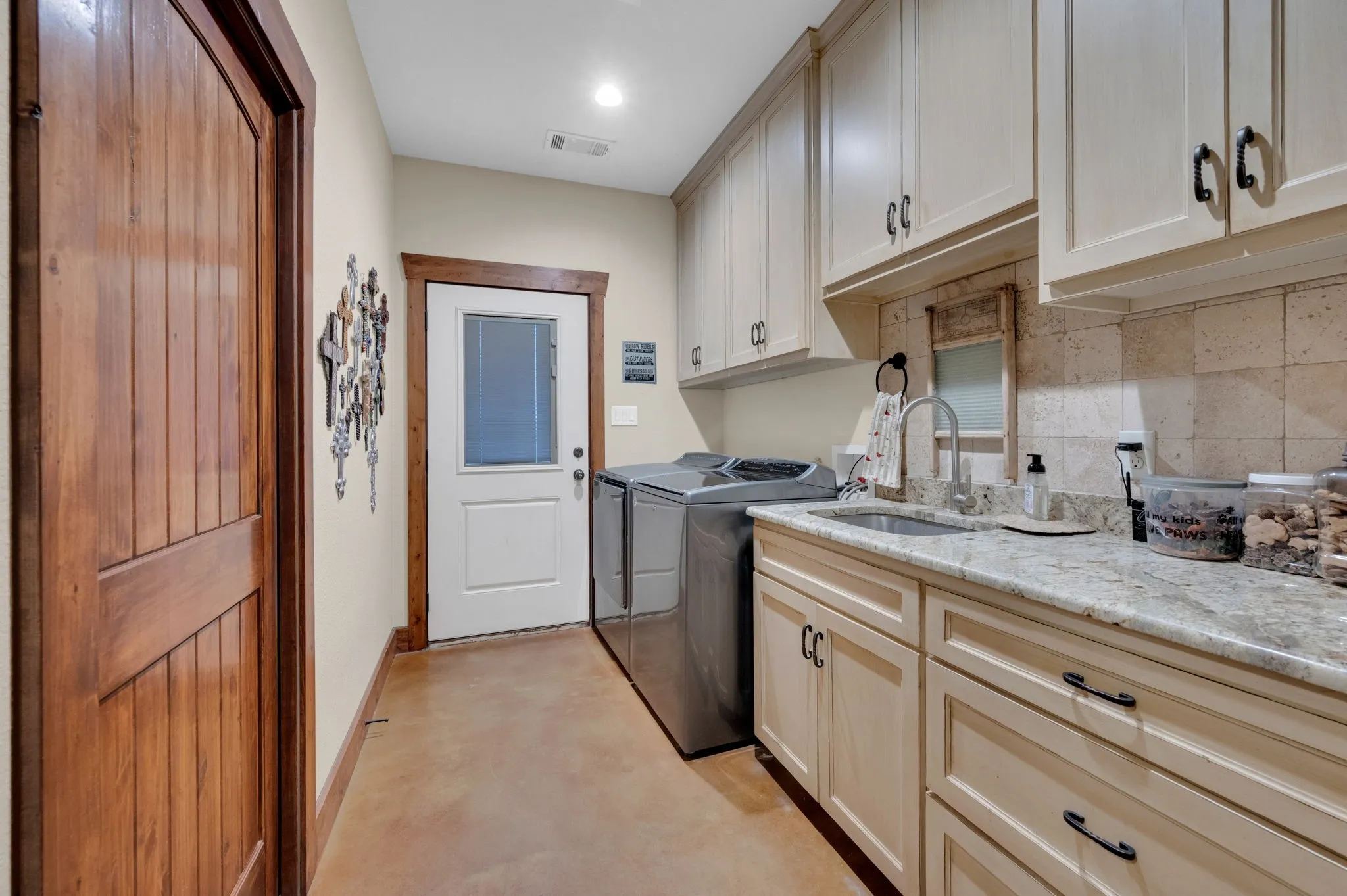 Farm For Sale in Ellis County , 751 Sullivan Road, Ennis, Texas 75119, 4 Bedroom, 3 Bathroom, Garage spaces, 2,720 Sqft, built in 2018, Preowned, mls#21135184, Real Estate Agent in Ennis, Homes For Sale in Ellis county, Homes For Sale in Ennis, Realtor in Ennis Texas, Real Estate Brokerage Independent Realty Texas, Luminita Cordes Realtor