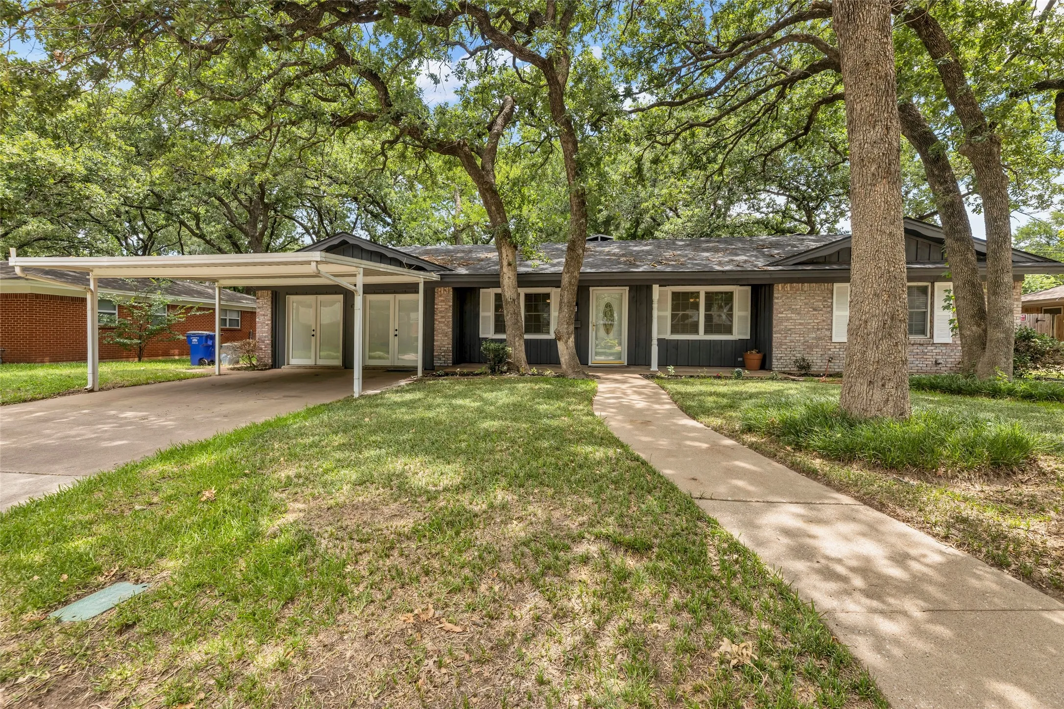 Single Family Residence For Sale in Tarrant County , 204 Juniper Street, Mansfield, Texas 76063, 3 Bedrooms, 2 Bathrooms, Garage spaces, 2,413 Sqft, built in 1963, Price $324,900, mls#21133088, Real Estate Agent in Mansfield, Homes For Sale in Tarrant county, Homes For Sale in Mansfield, Realtor in Mansfield Texas, Real Estate Brokerage Independent Realty Texas, Luminita Cordes Realtor