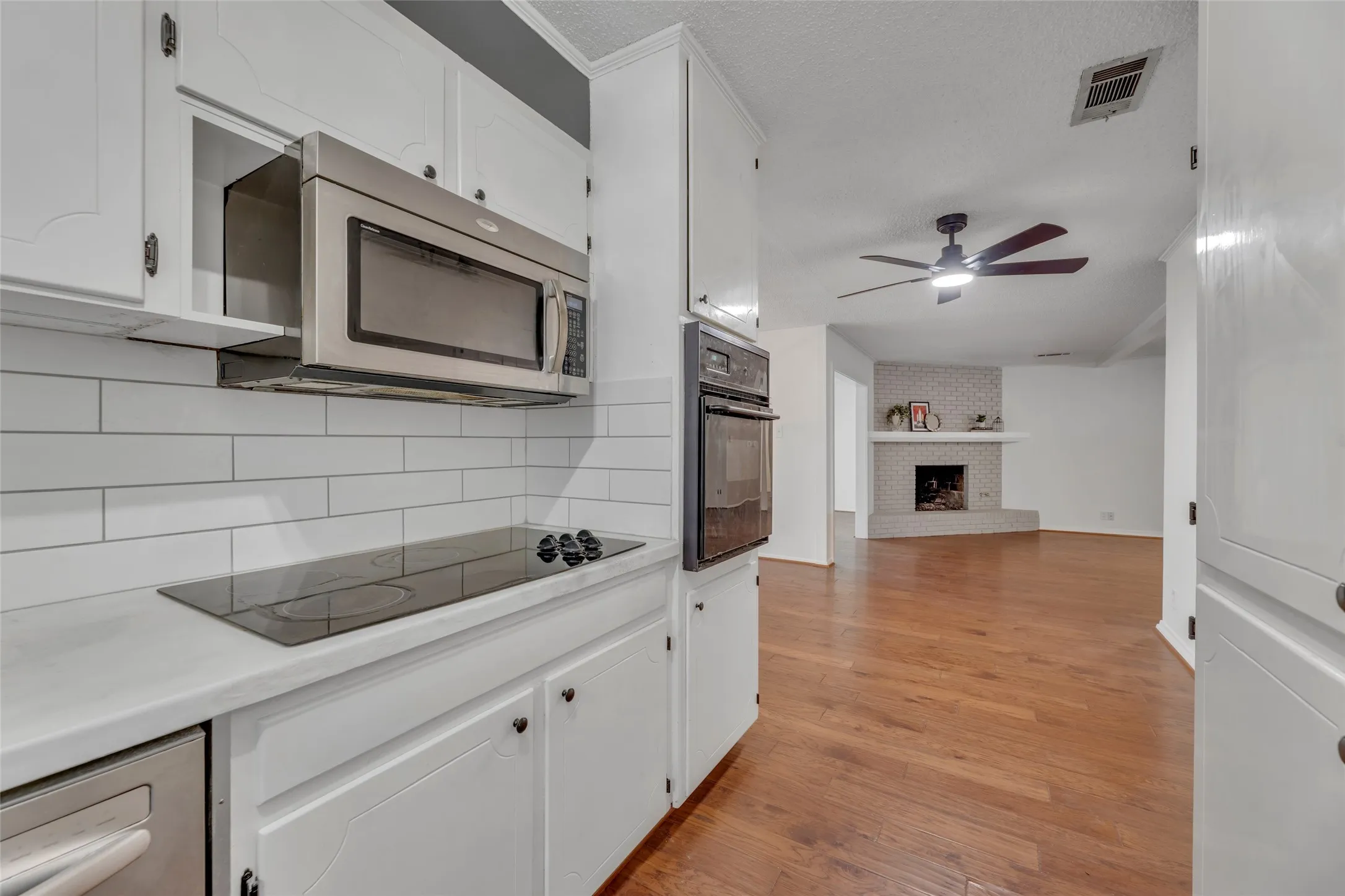 Single Family Residence For Sale in Tarrant County , 204 Juniper Street, Mansfield, Texas 76063, 3 Bedrooms, 2 Bathrooms, Garage spaces, 2,413 Sqft, built in 1963, Price $324,900, mls#21133088, Real Estate Agent in Mansfield, Homes For Sale in Tarrant county, Homes For Sale in Mansfield, Realtor in Mansfield Texas, Real Estate Brokerage Independent Realty Texas, Luminita Cordes Realtor