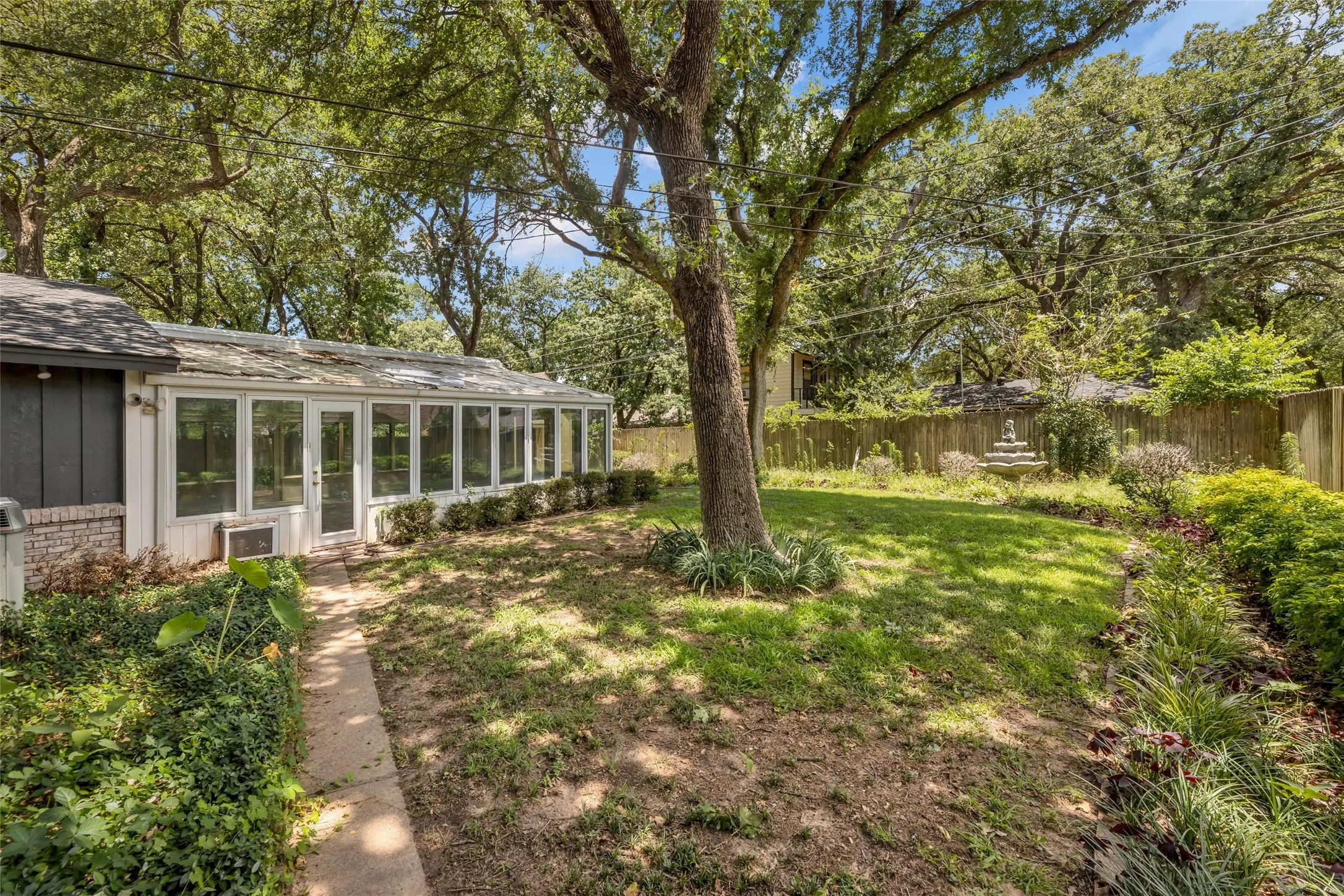 Single Family Residence For Sale in Tarrant County , 204 Juniper Street, Mansfield, Texas 76063, 3 Bedrooms, 2 Bathrooms, Garage spaces, 2,413 Sqft, built in 1963, Price $324,900, mls#21133088, Real Estate Agent in Mansfield, Homes For Sale in Tarrant county, Homes For Sale in Mansfield, Realtor in Mansfield Texas, Real Estate Brokerage Independent Realty Texas, Luminita Cordes Realtor