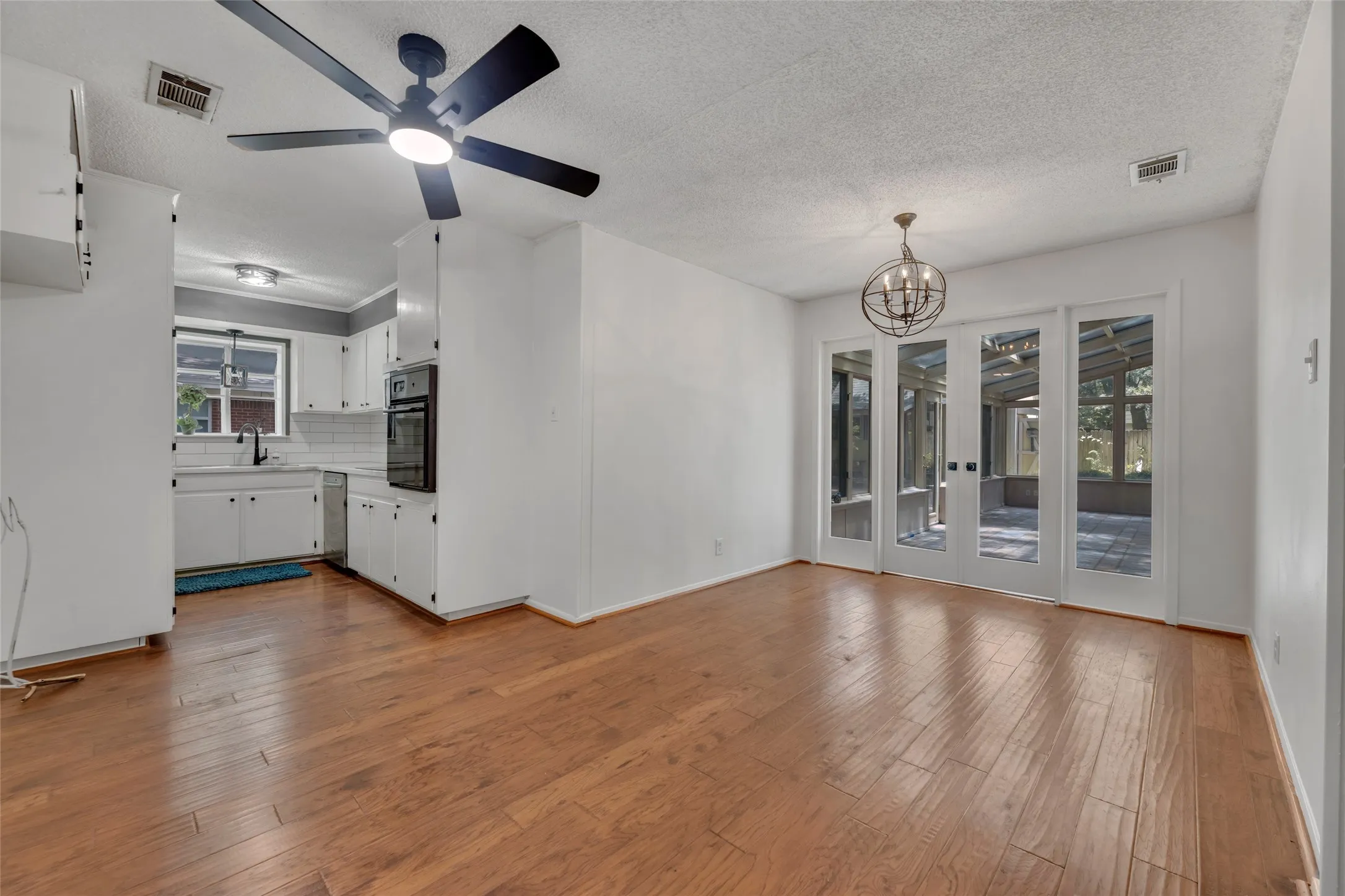 Single Family Residence For Sale in Tarrant County , 204 Juniper Street, Mansfield, Texas 76063, 3 Bedrooms, 2 Bathrooms, Garage spaces, 2,413 Sqft, built in 1963, Price $324,900, mls#21133088, Real Estate Agent in Mansfield, Homes For Sale in Tarrant county, Homes For Sale in Mansfield, Realtor in Mansfield Texas, Real Estate Brokerage Independent Realty Texas, Luminita Cordes Realtor